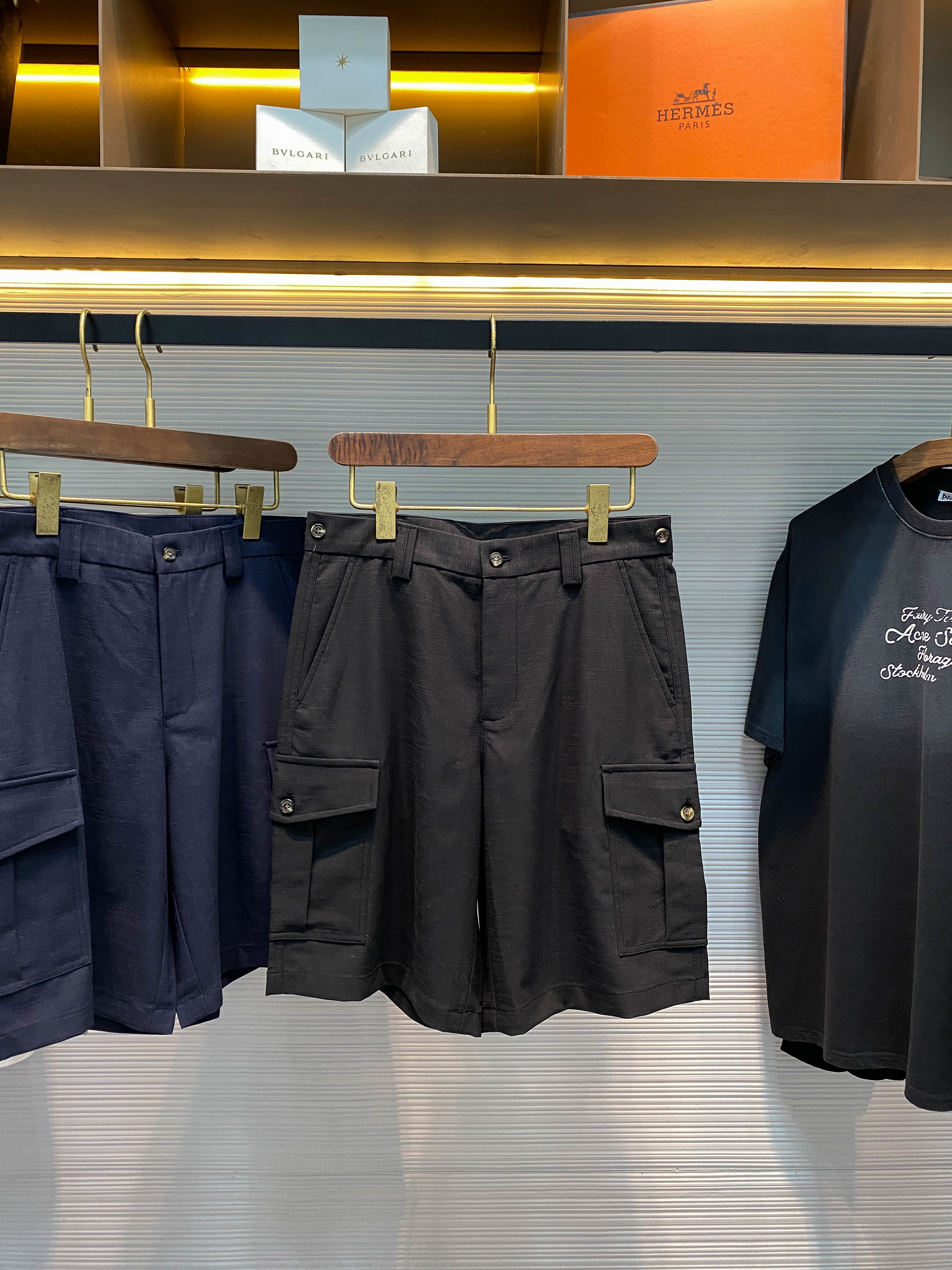 Шорты мужские в стиле Brunello Cucinelli бежевого цвета с накладными карманами