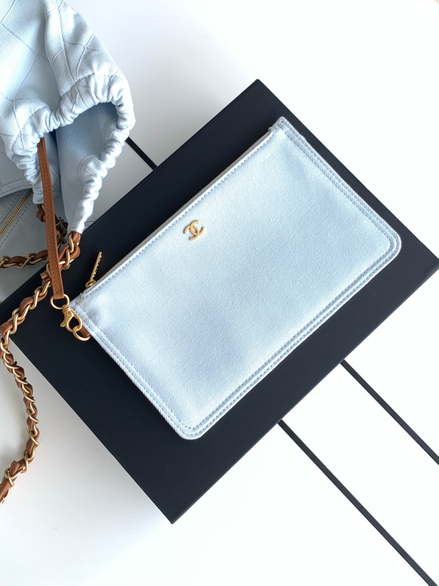 Сумка женская в стиле Chanel Coco Beach голубого цвета с коричневой отделкой