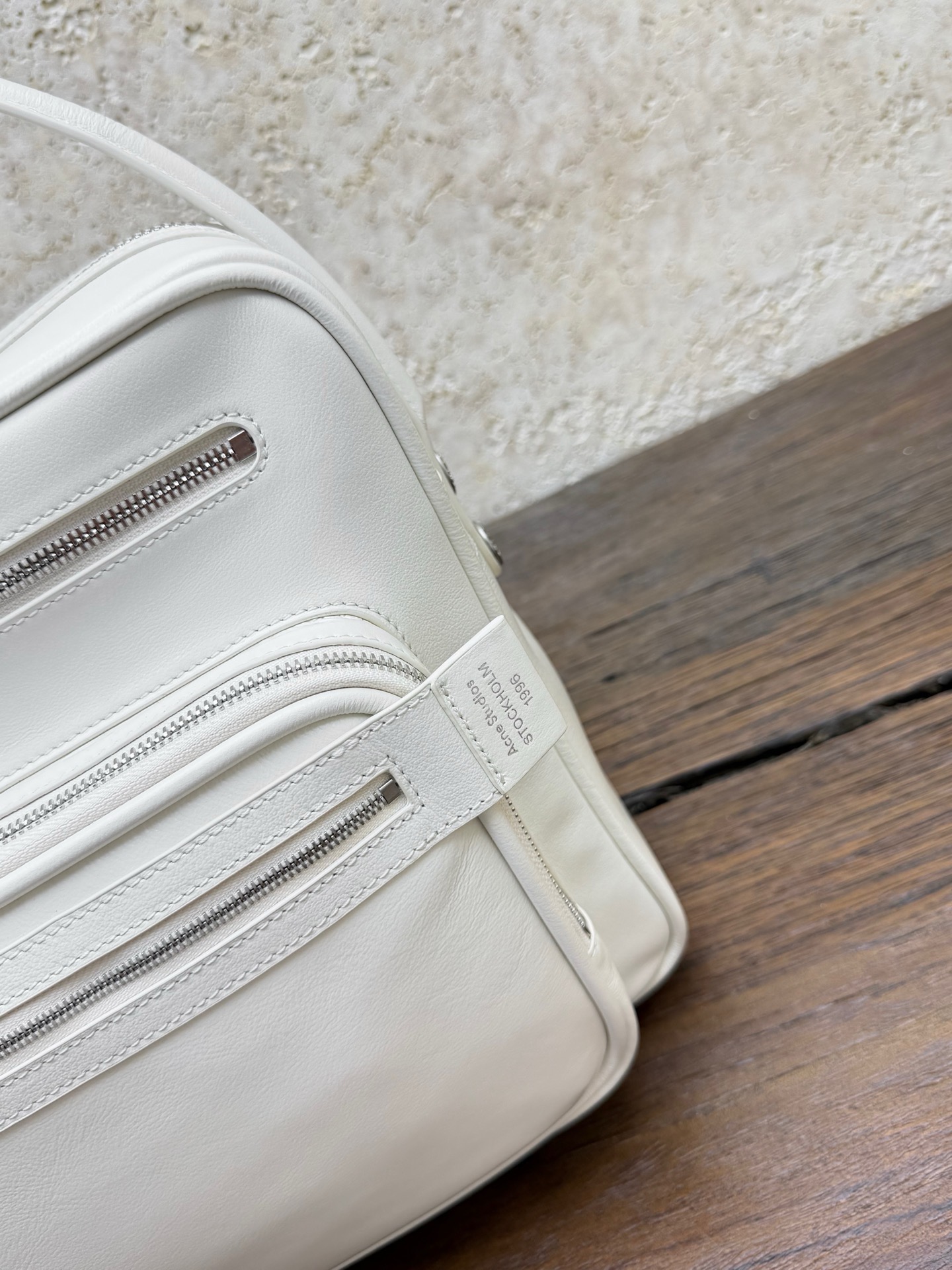 Сумка женская Acne Studios Camera Bag белого цвета