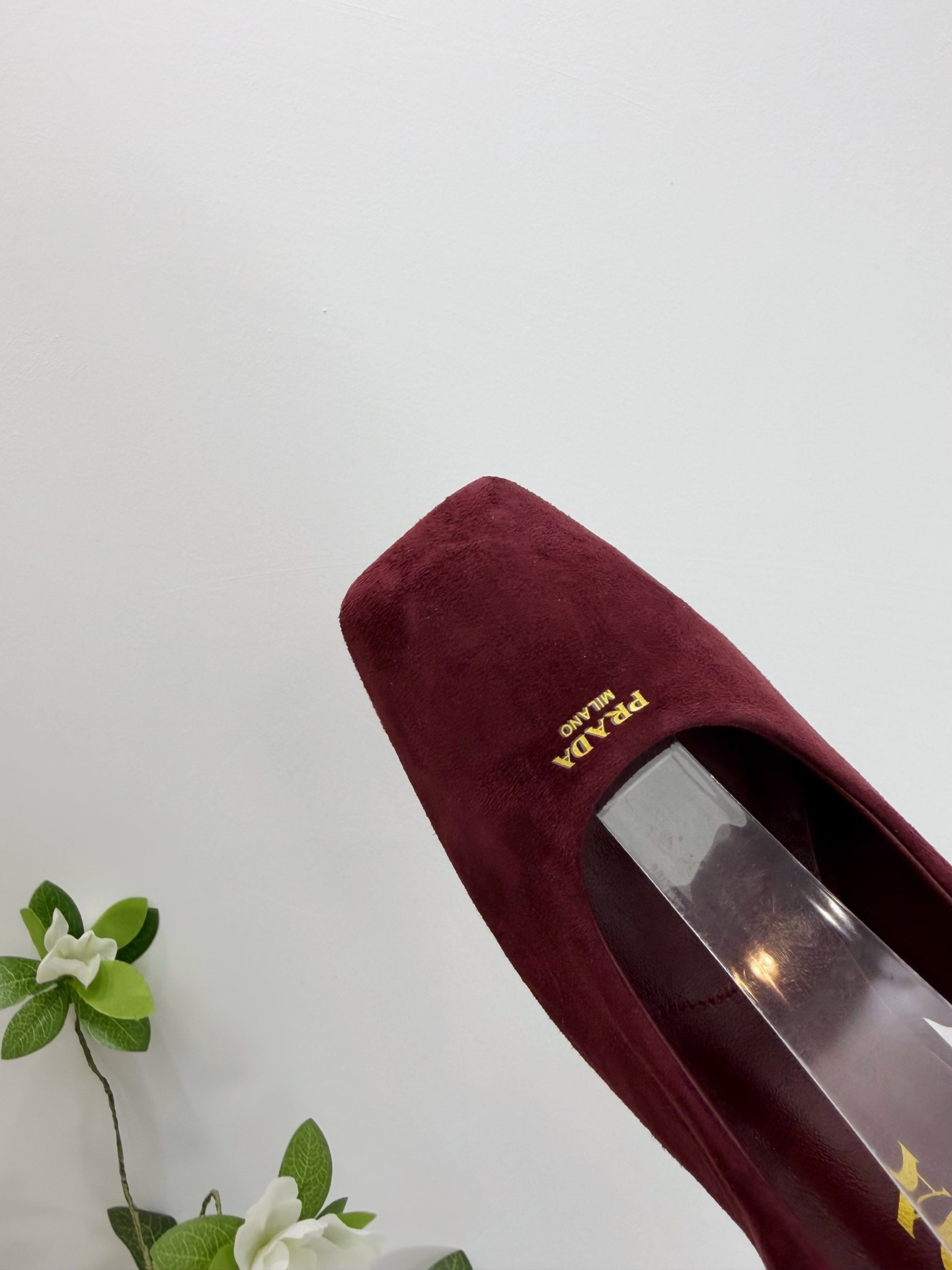 Туфли женские Prada из натуральной замши бордового цвета