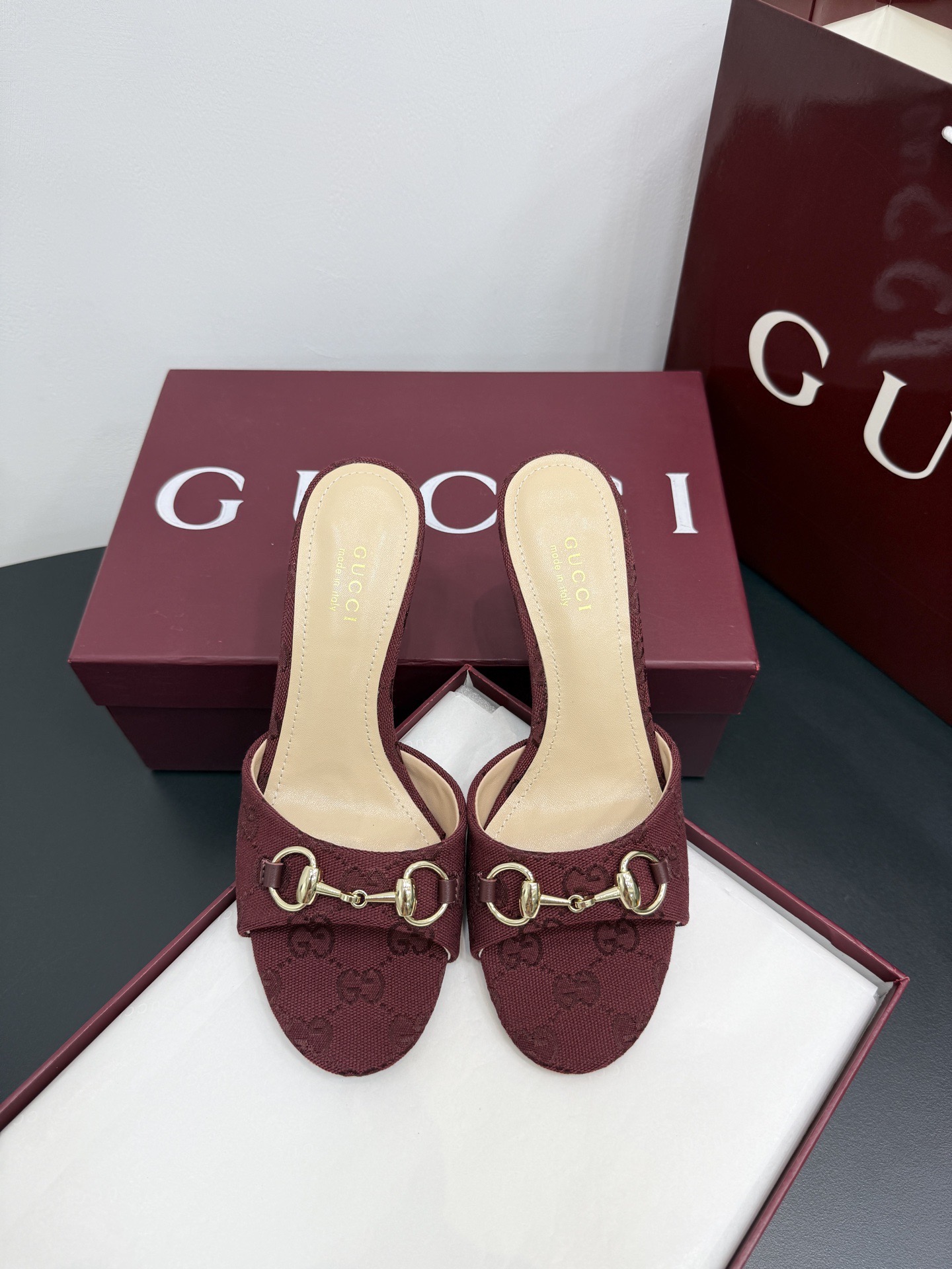 Мюли женские в стиле Gucci Horsebit бордового цвета