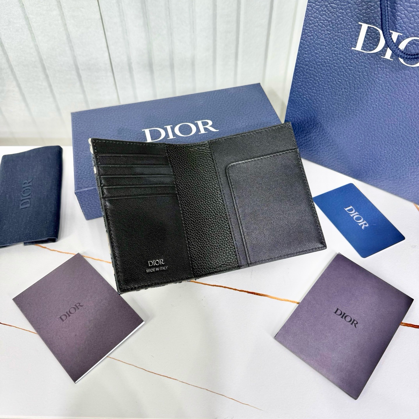 Обложка для паспорта мужская Dior бежево-чёрного цвета