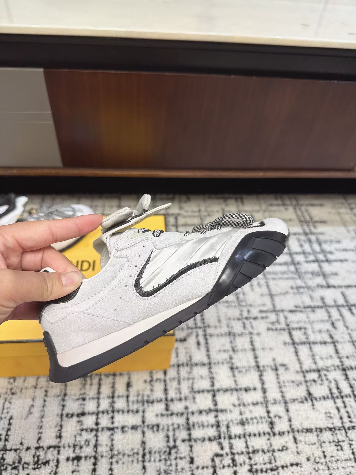 Кроссовки женские в стиле Fendi Delfina светло-серого цвета