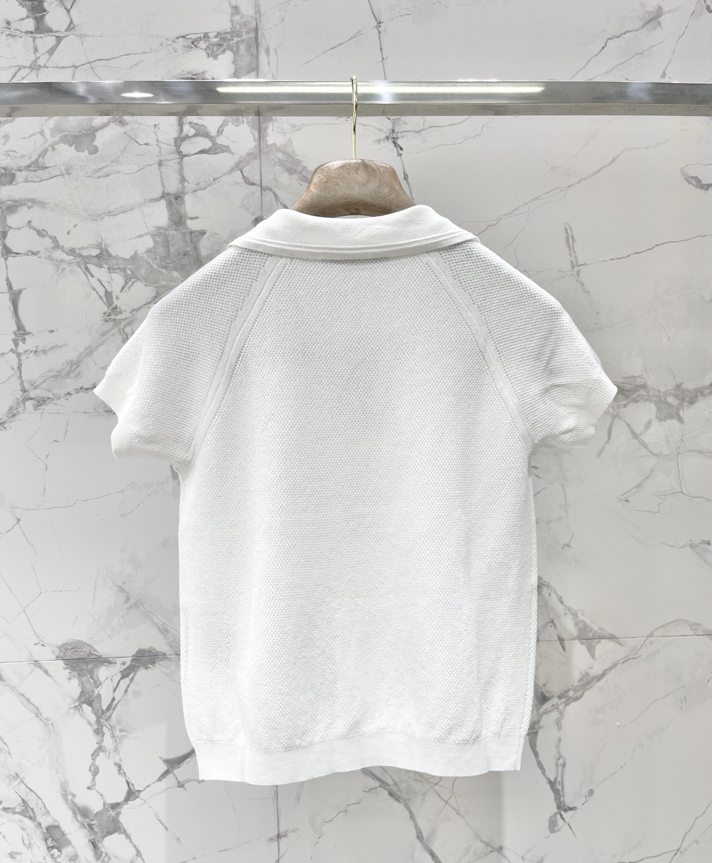 Поло женское в стиле Acne Studios с вышивкой логотипа белого цвета