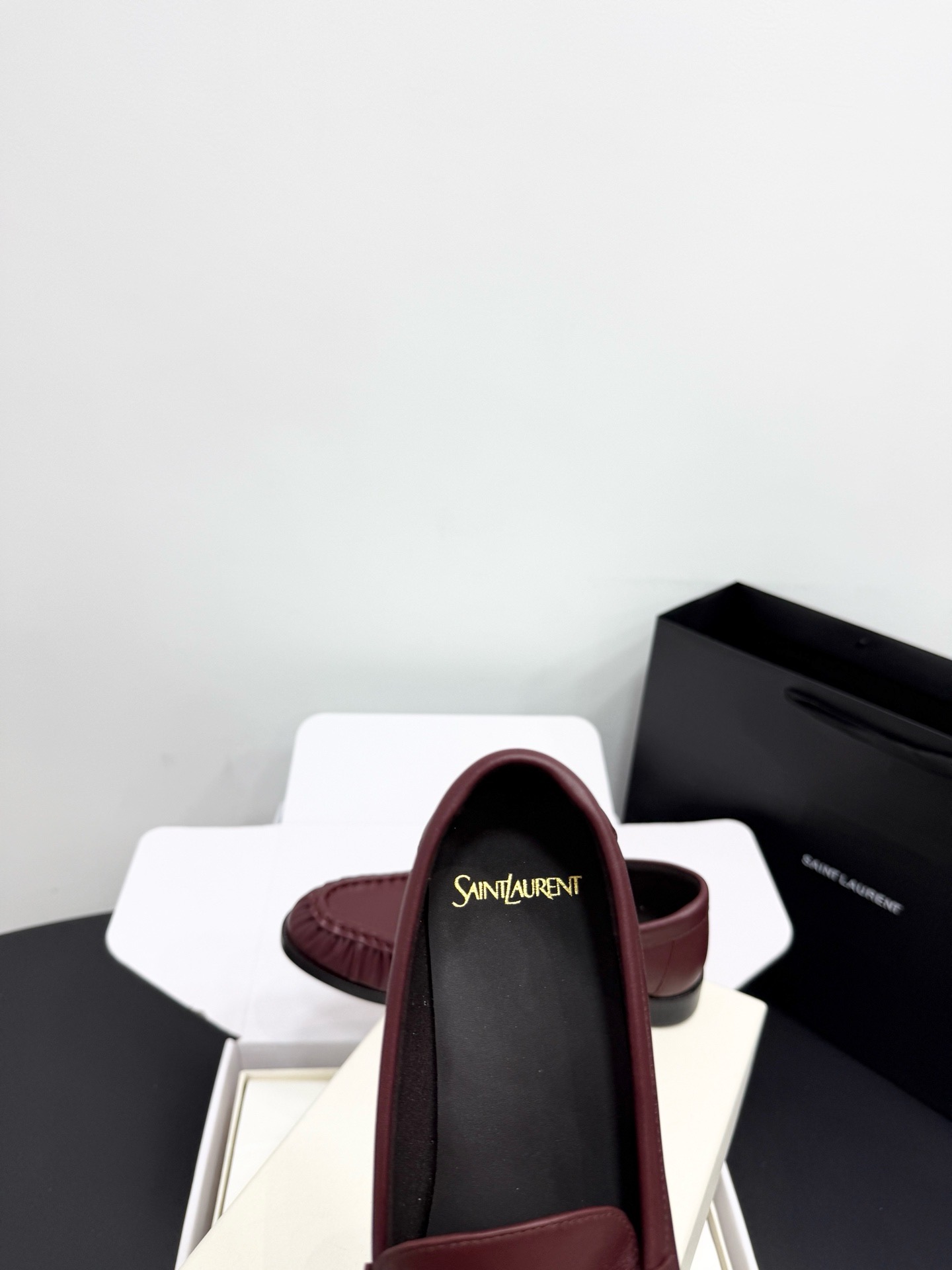 Лоферы женские в стиле Saint Laurent Le Loafer бордового цвета