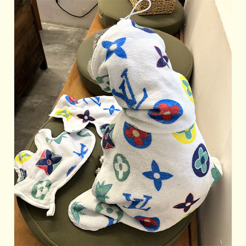 Халат-пончо для собак в стиле Louis Vuitton из махровой ткани белого цвета с разноцветным монограммным принтом