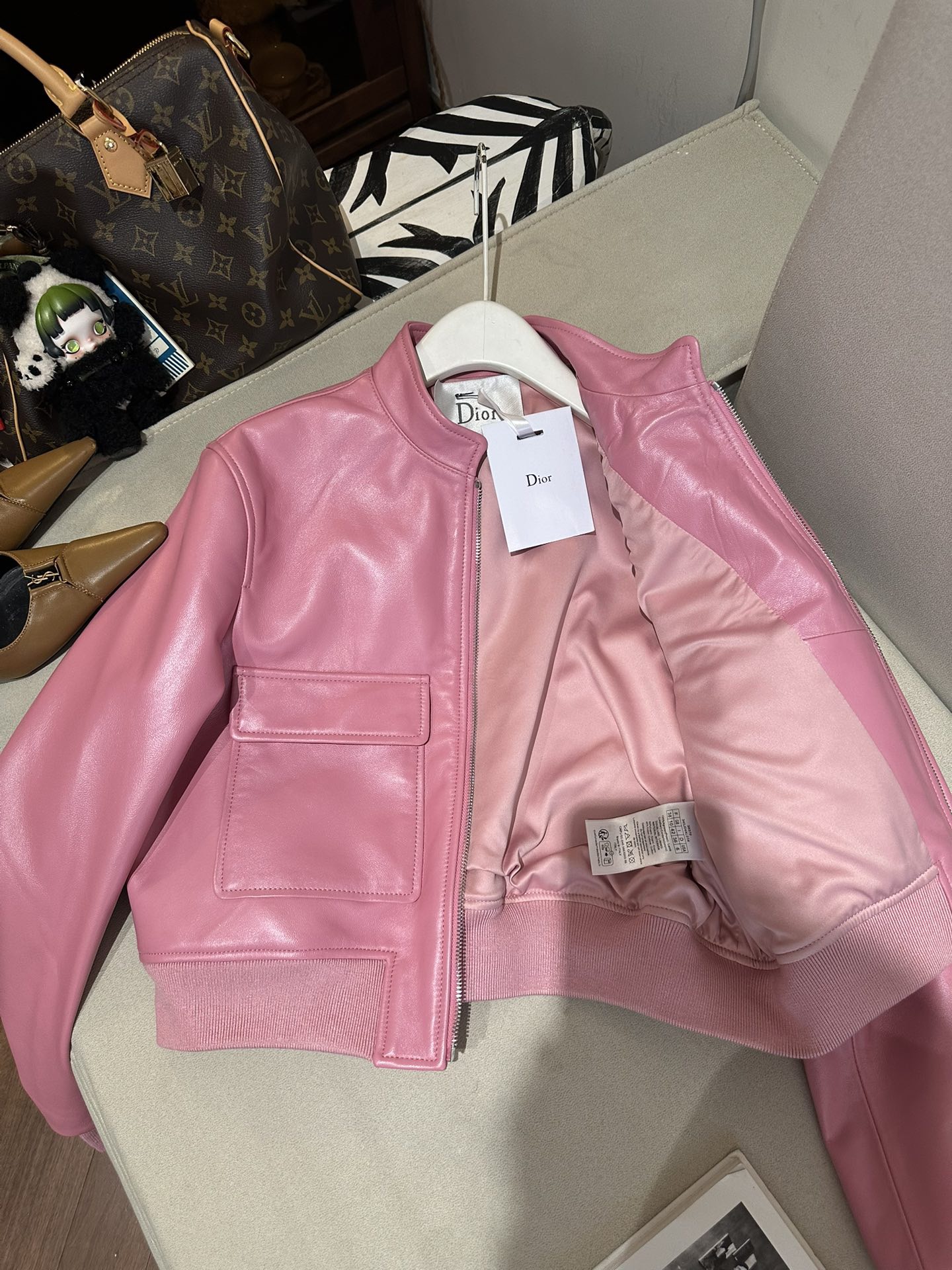 Куртка женская в стиле Dior из натуральной кожи розового цвета укороченная с воротником-стойкой