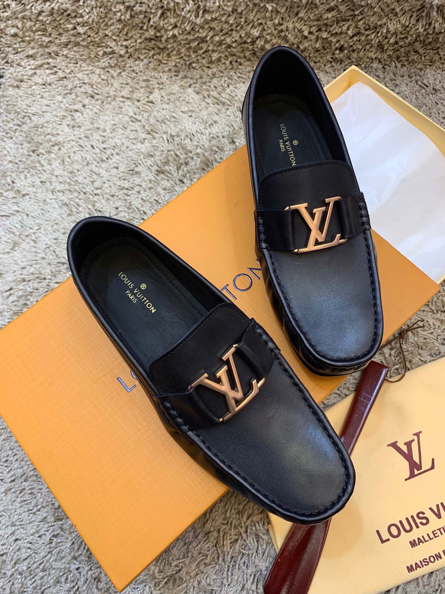 Лоферы мужские в стиле Louis Vuitton из натуральной кожи чёрного цвета с логотипом LV