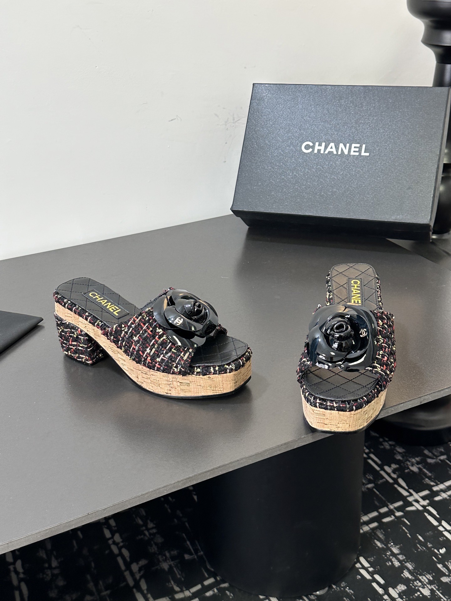 Мюли женские в стиле Chanel с цветком камелии чёрного цвета