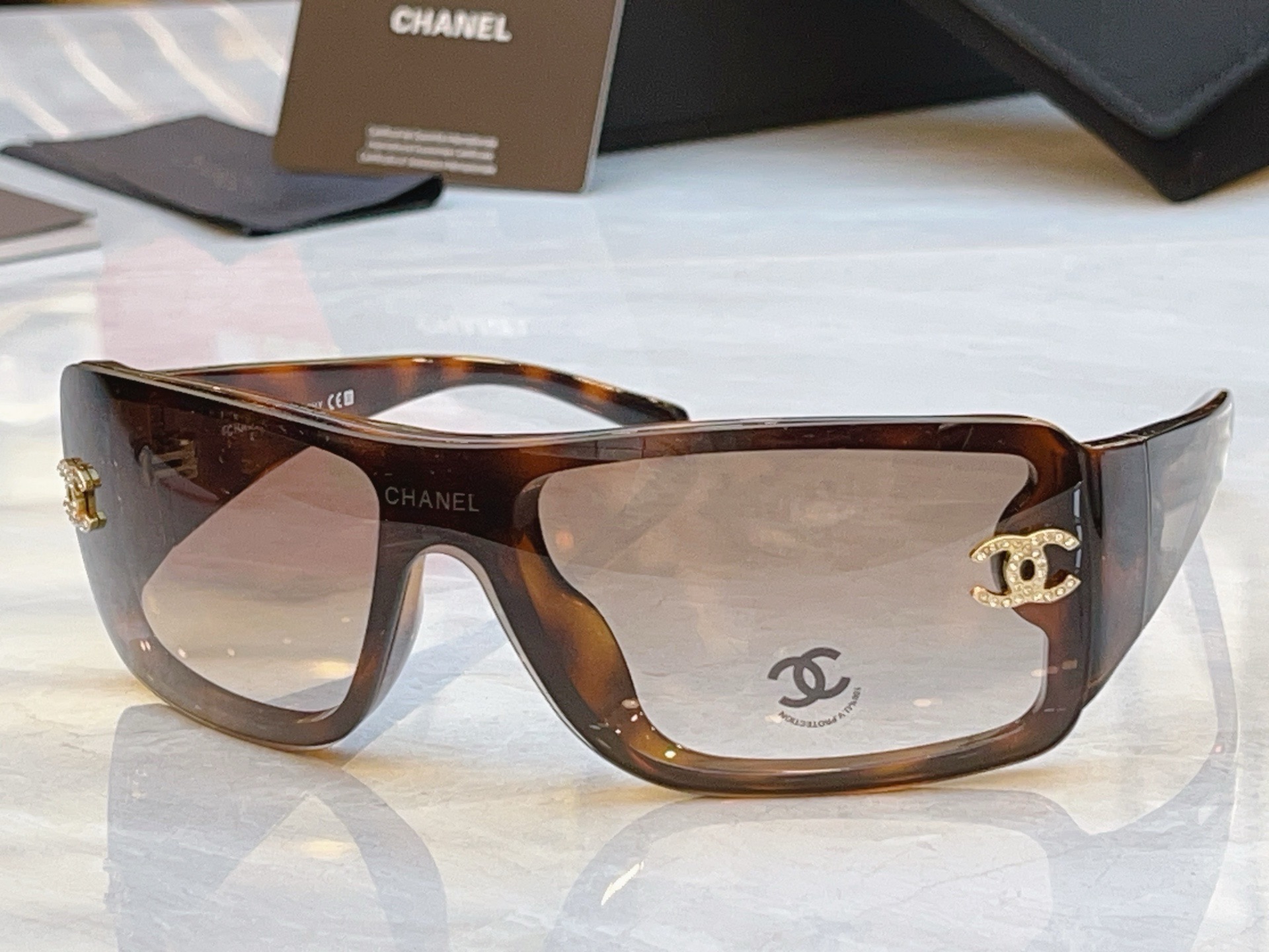 Очки солнцезащитные женские в стиле Chanel прямоугольной формы в массивной оправе