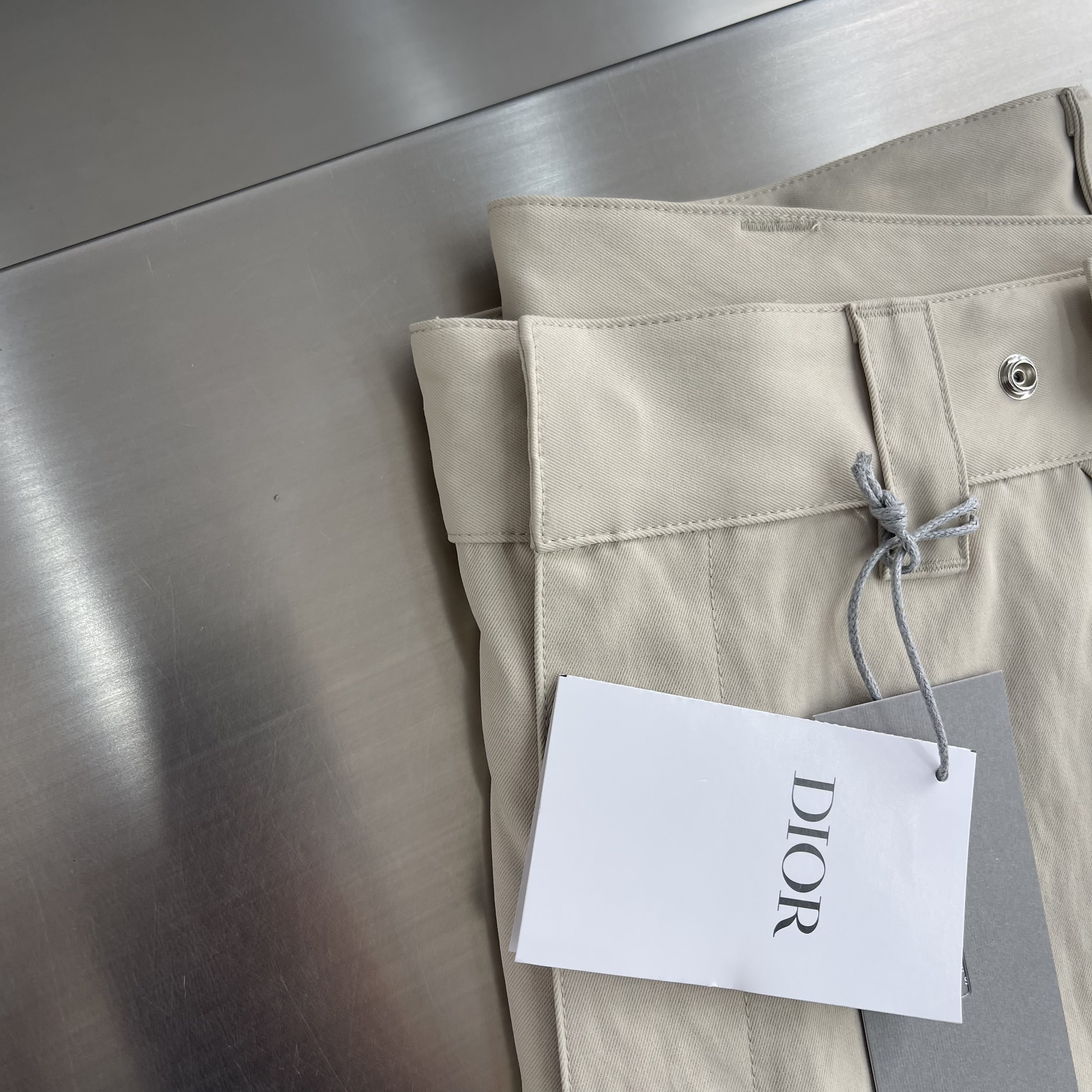 Шорты мужские в стиле Dior бежевого цвета карго с накладными карманами