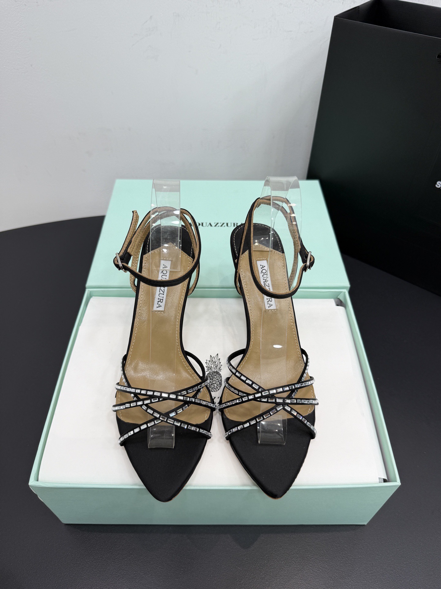 Босоножки женские Aquazzura черного цвета
