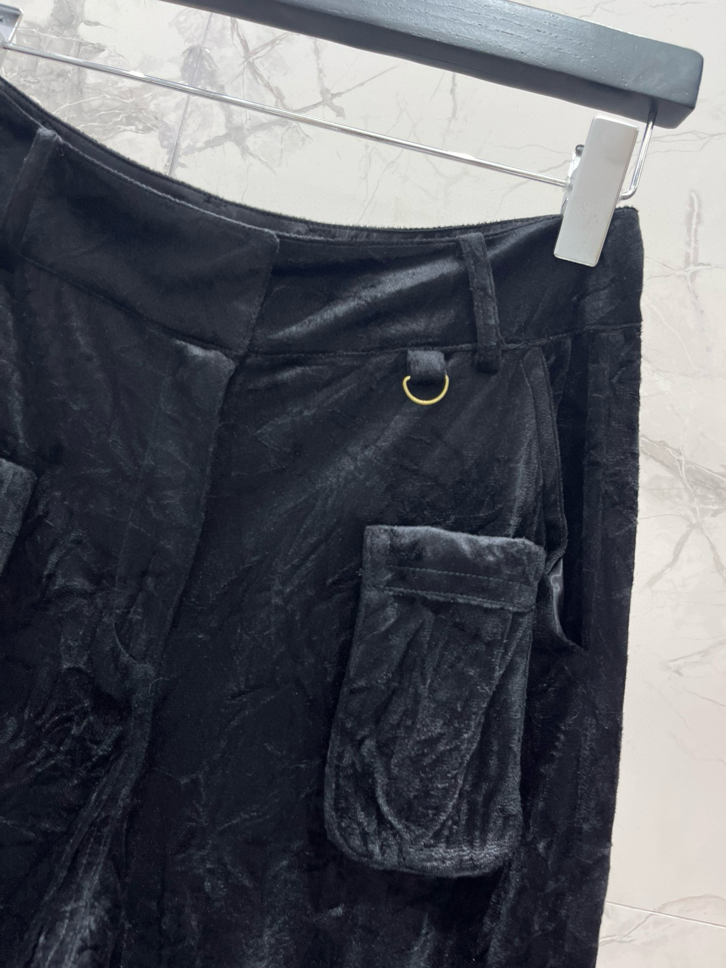 Брюки-карго женские бархатные в стиле Acne Studios с декоративными молниями и накладными карманами, чёрного цвета 