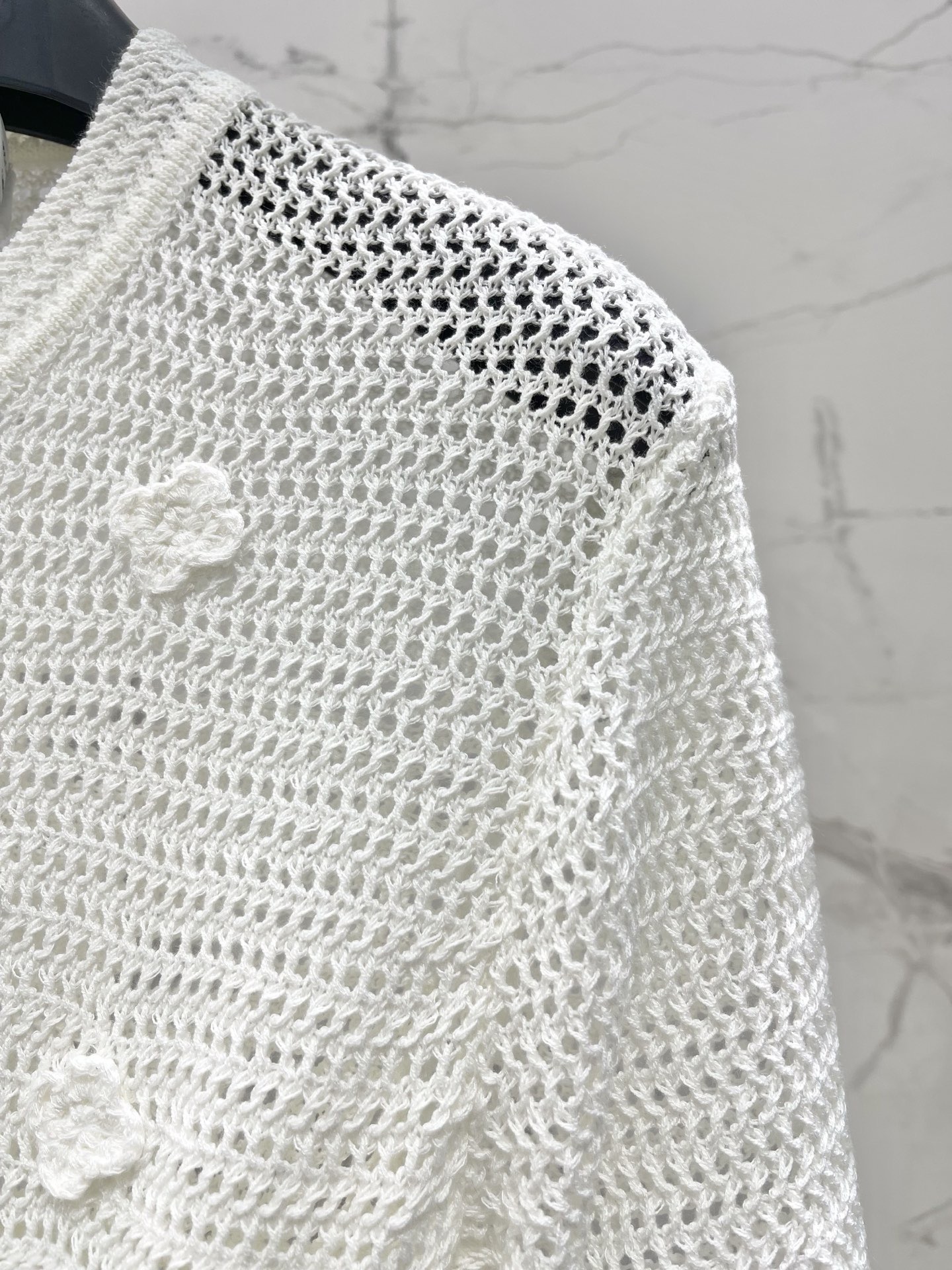 Топ женский в стиле Self-Portrait белого цвета с объёмным цветочным декором и жемчужными пуговицами