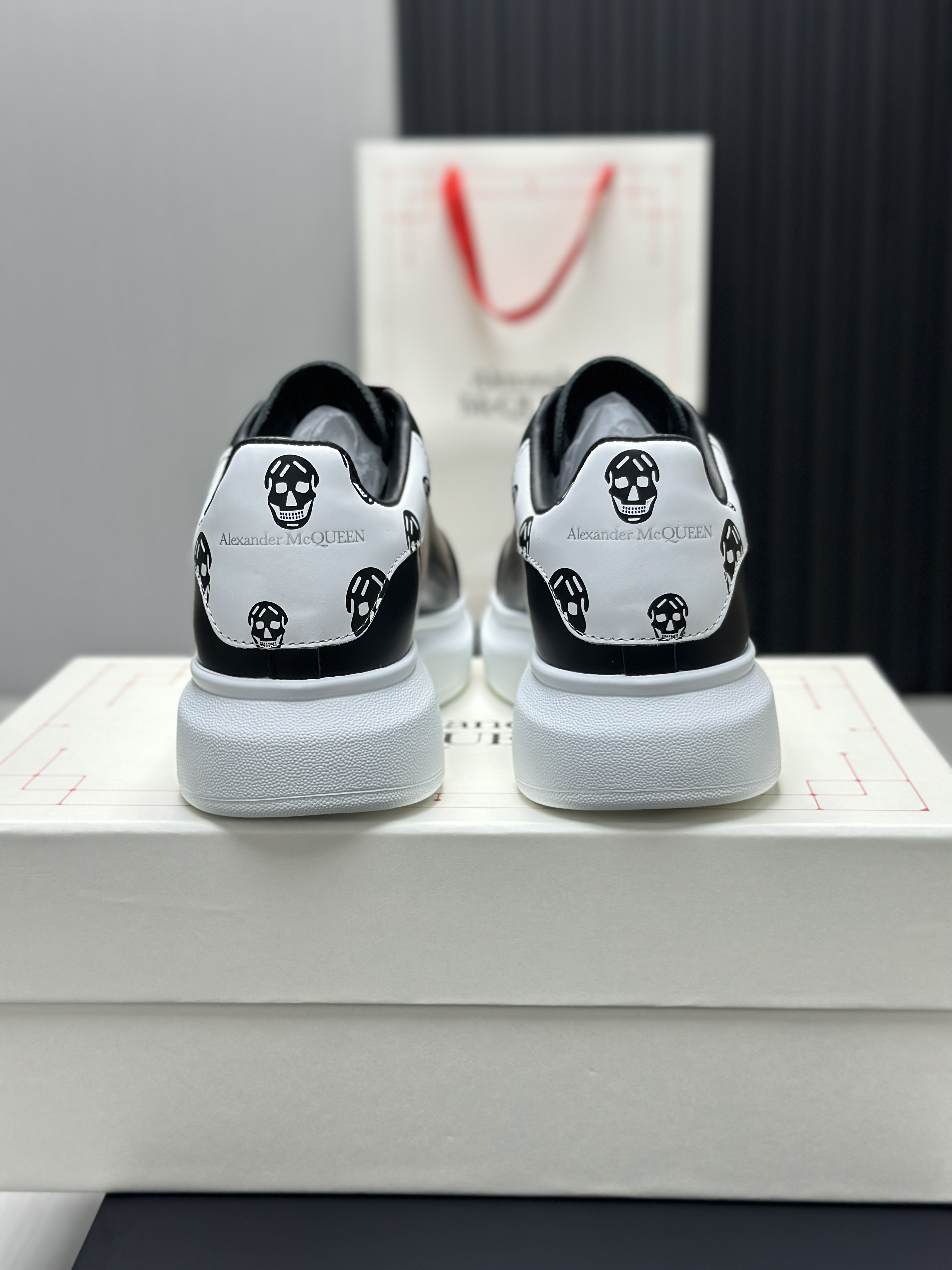 Кроссовки в стиле Alexander McQueen Oversized Sneaker чёрного цвета с контрастной пяткой