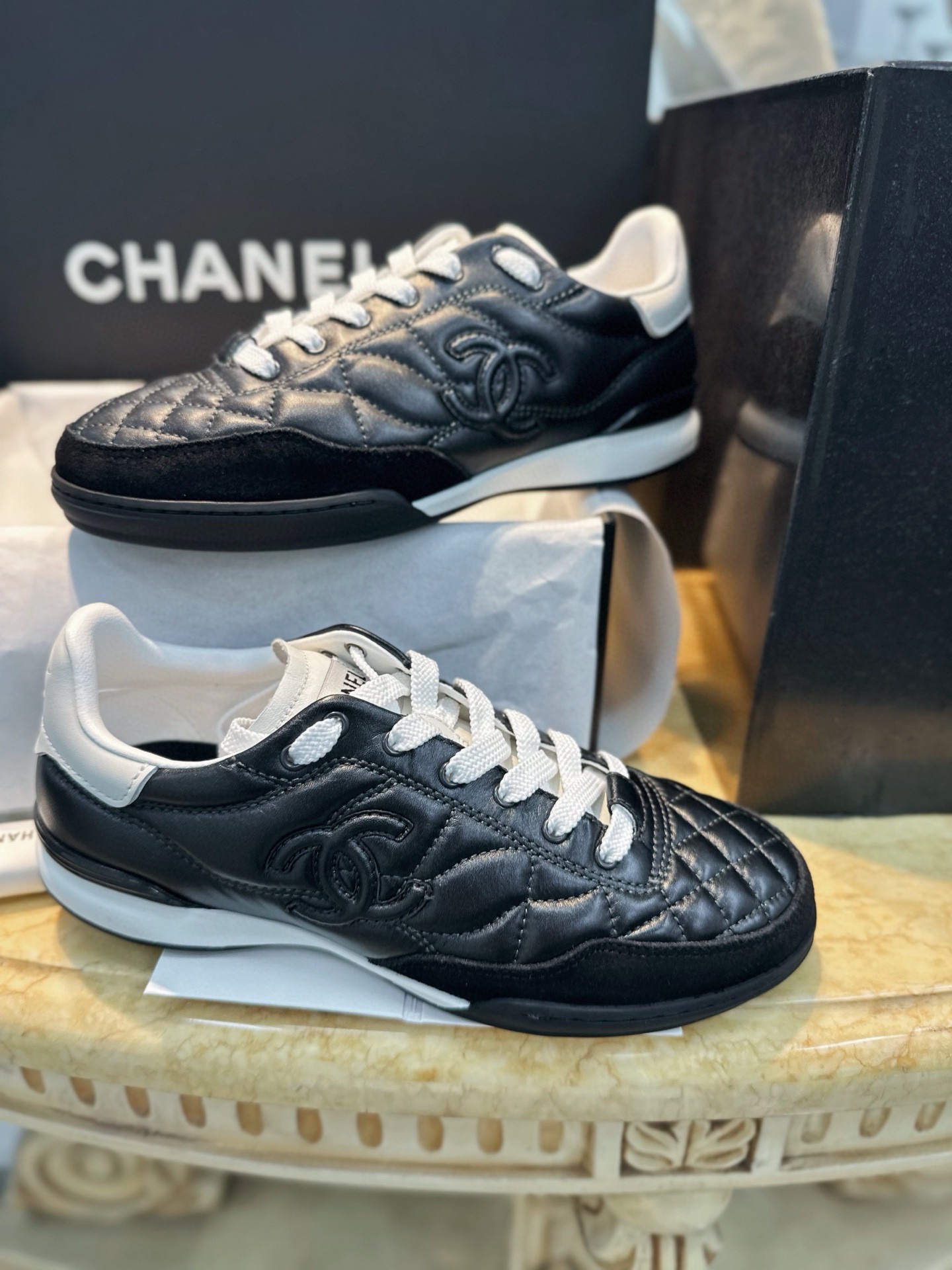 Кроссовки Chanel черного цвета с белыми вставками