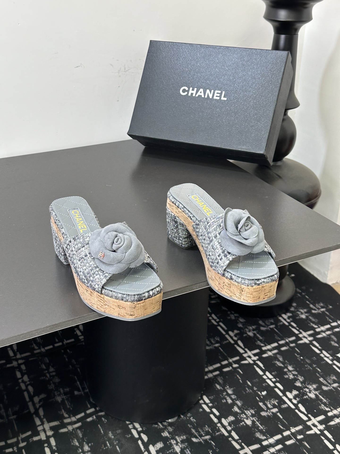 Мюли женские в стиле Chanel с цветком камелии голубого цвета