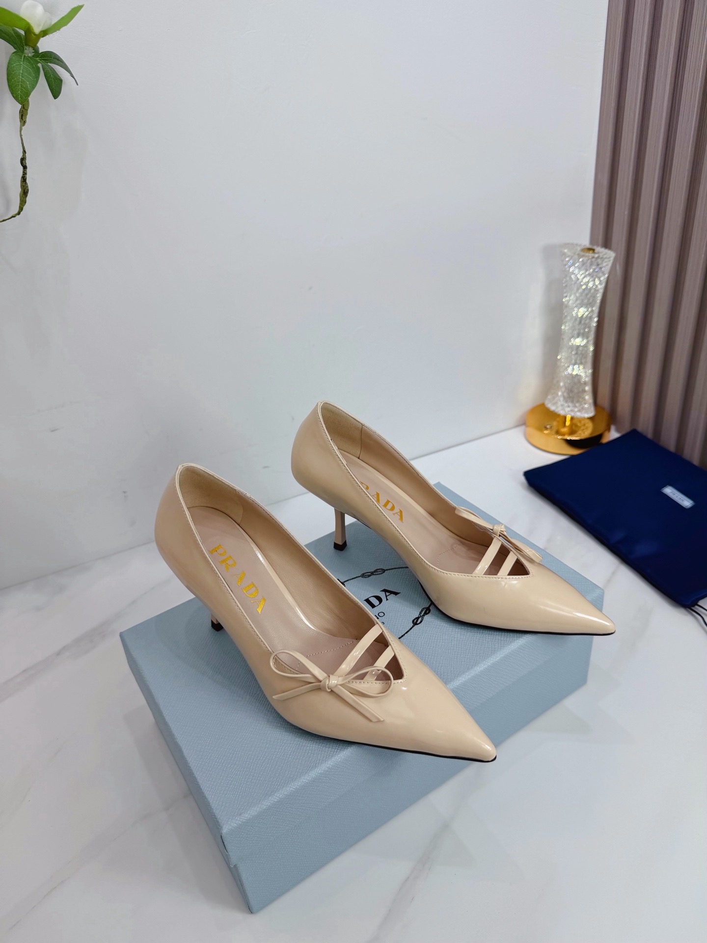 Туфли женские Prada с декоративным бантом бежевого цвета