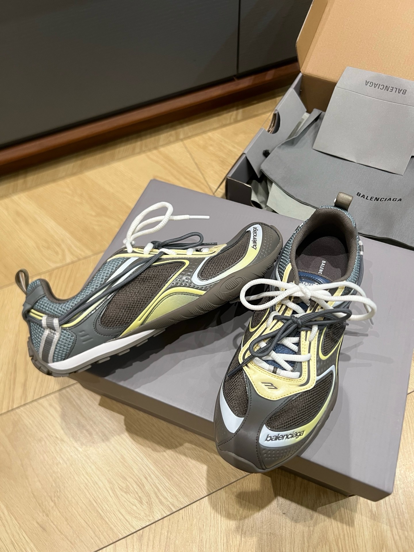 Кроссовки Balenciaga Radar Gradient Lines коричневого цвета с синими, жёлтыми и серыми вставками