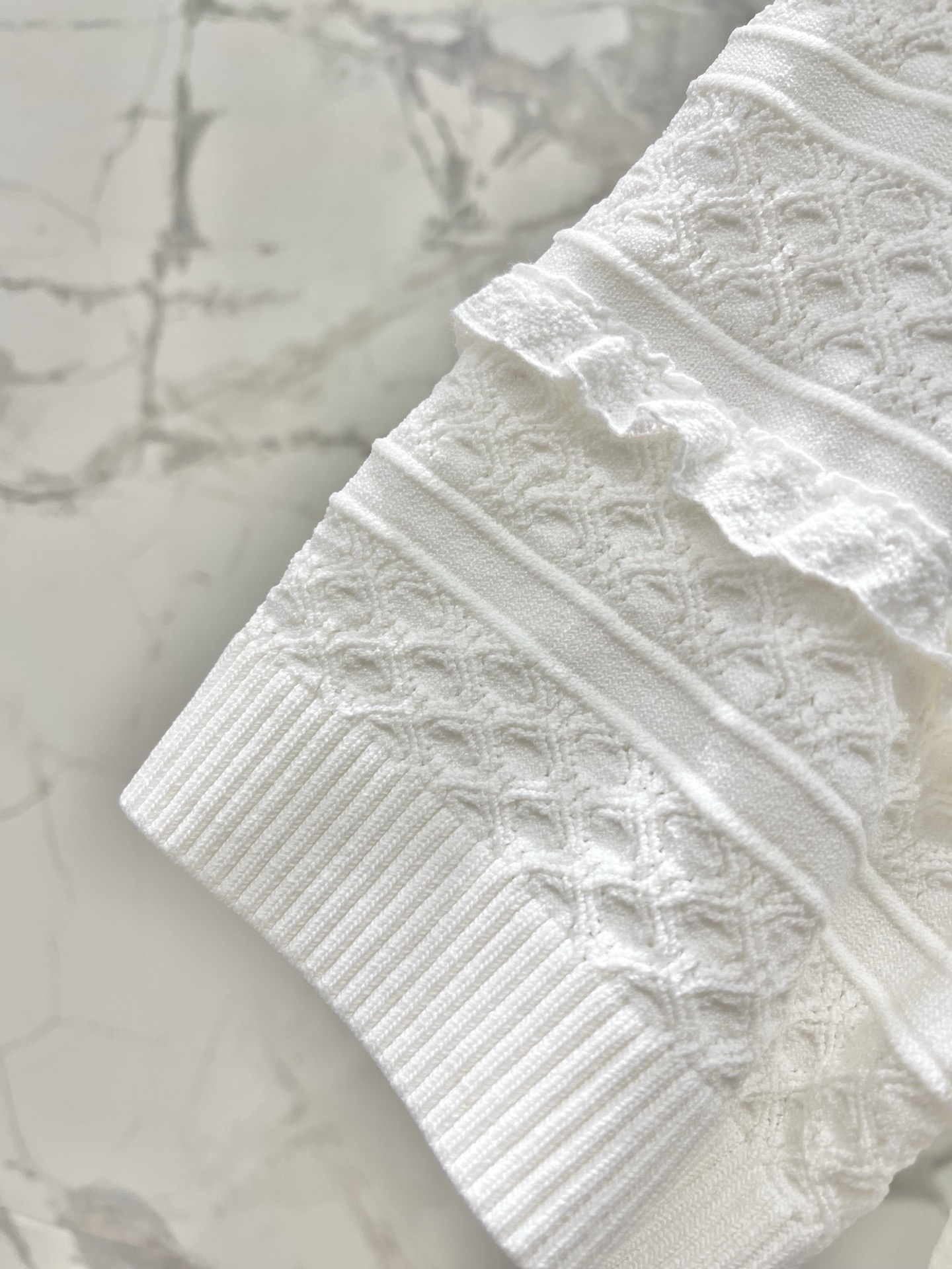 Костюм женский в стиле Self-Portrait вязаный белого цвета: топ и юбка с декором