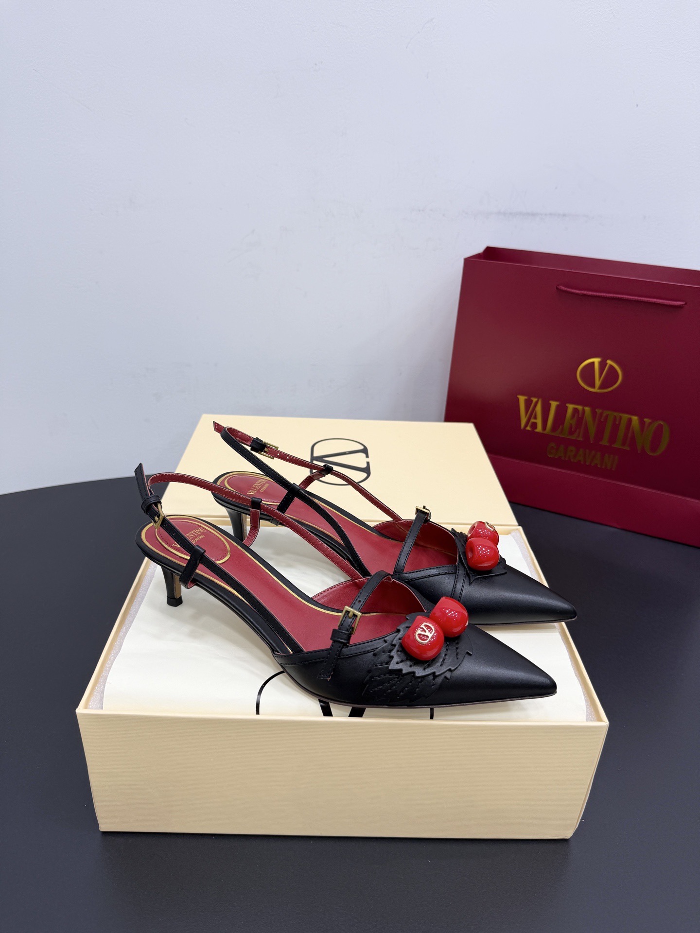 Туфли женские в стиле Valentino VLogo из натуральной кожи чёрного цвета с декором