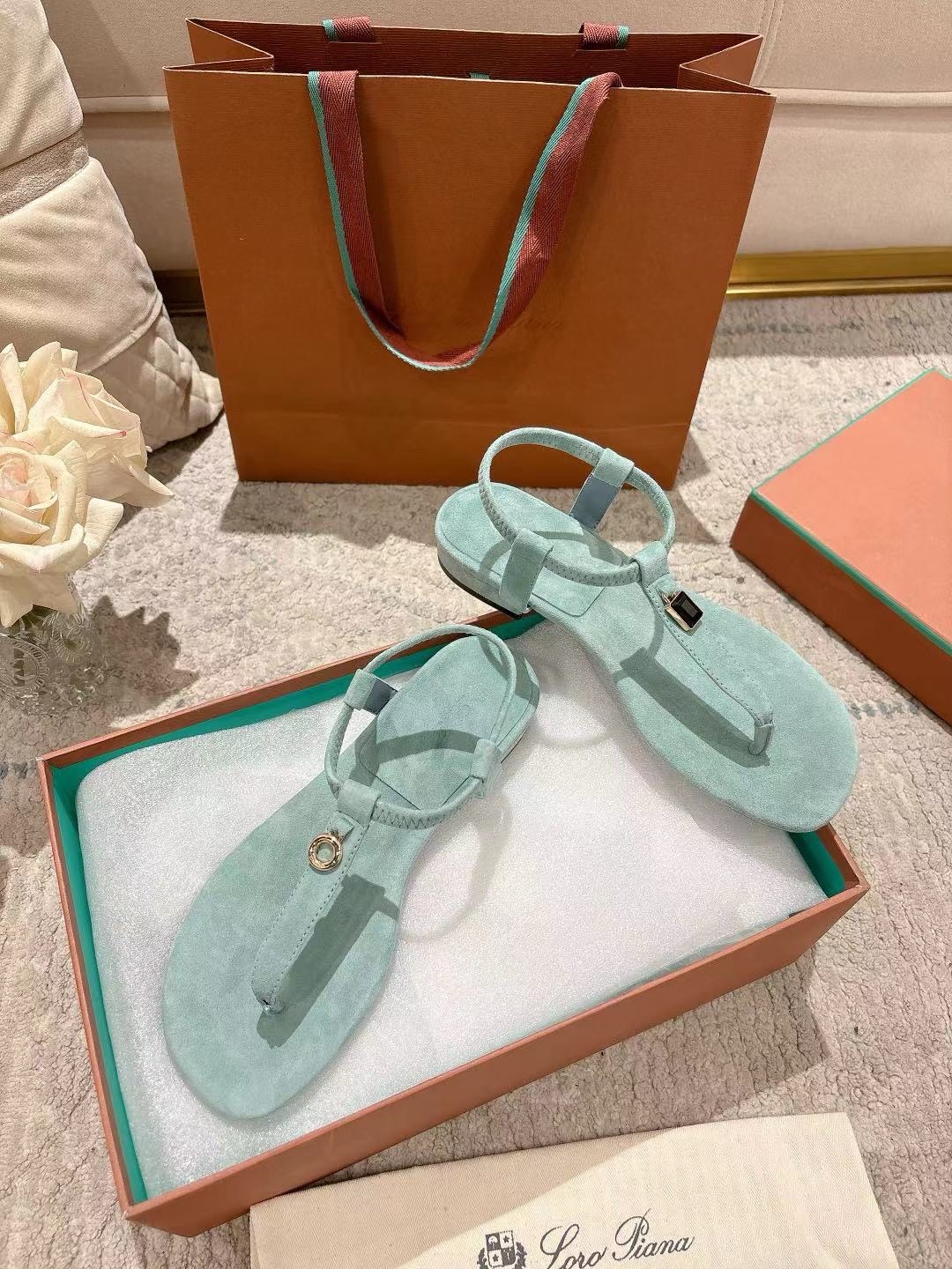 Сандалии женские в стиле Loro Piana с ремешком мятного цвета