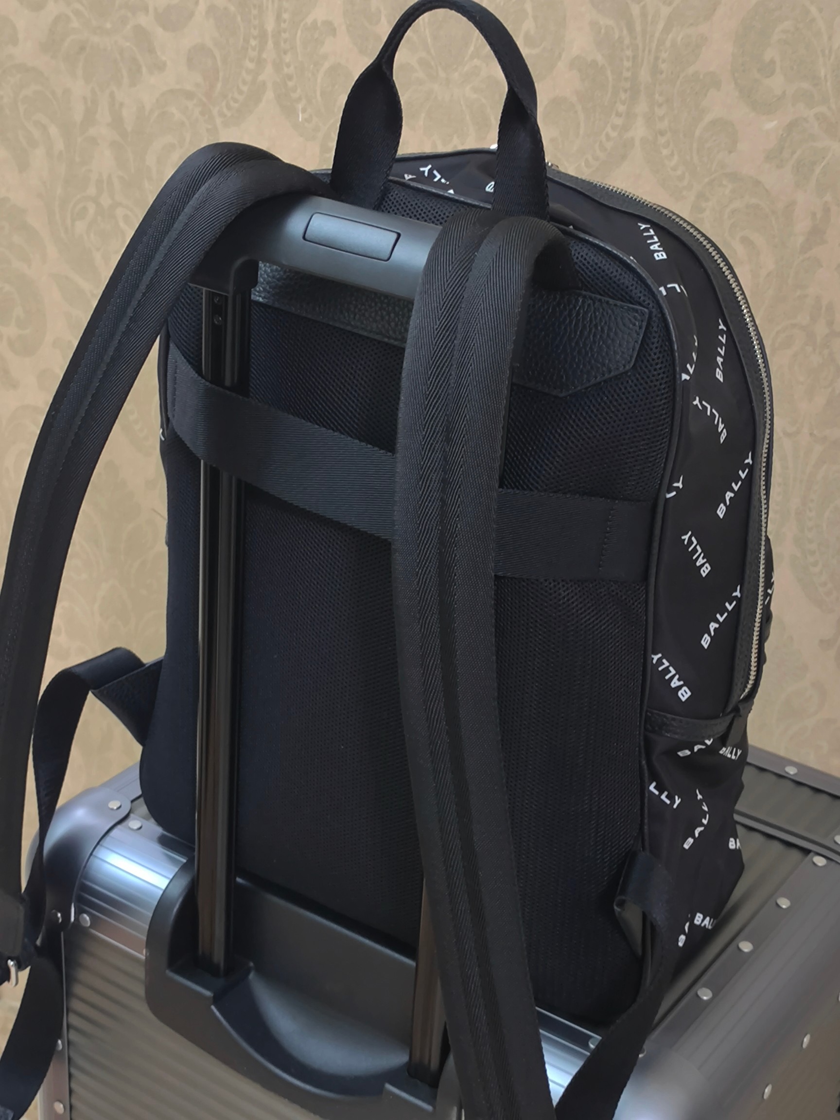 Рюкзак унисекс в стиле Bally из водоотталкивающего текстиля с кожаными элементами чёрного цвета