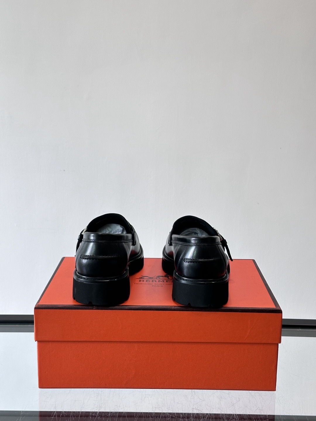 Лоферы мужские в стиле Hermes с пряжкой из натуральной кожи черного цвета