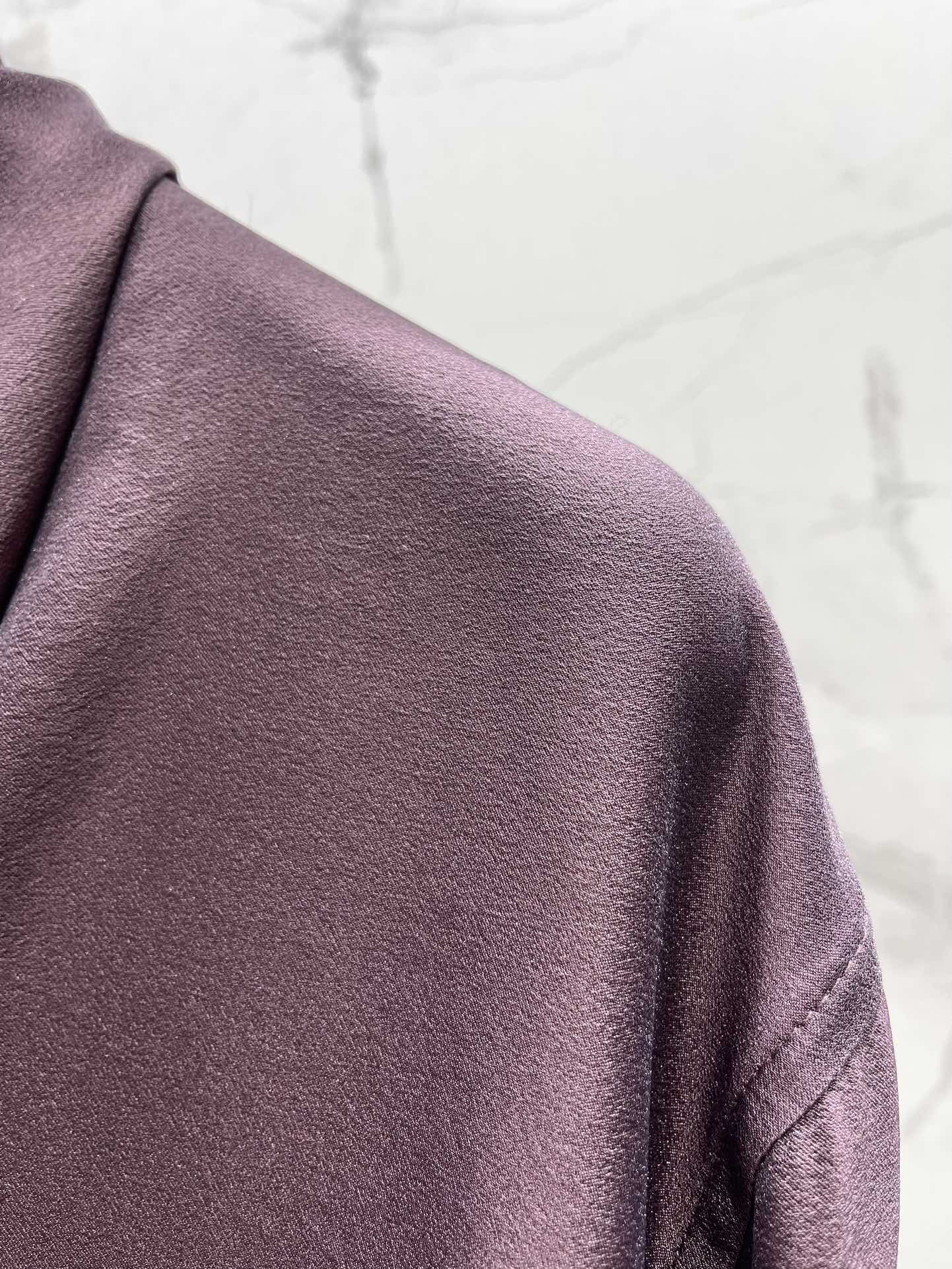 Блуза женская в стиле Balmain из гладкого текстиля сливового цвета с драпированным воротником