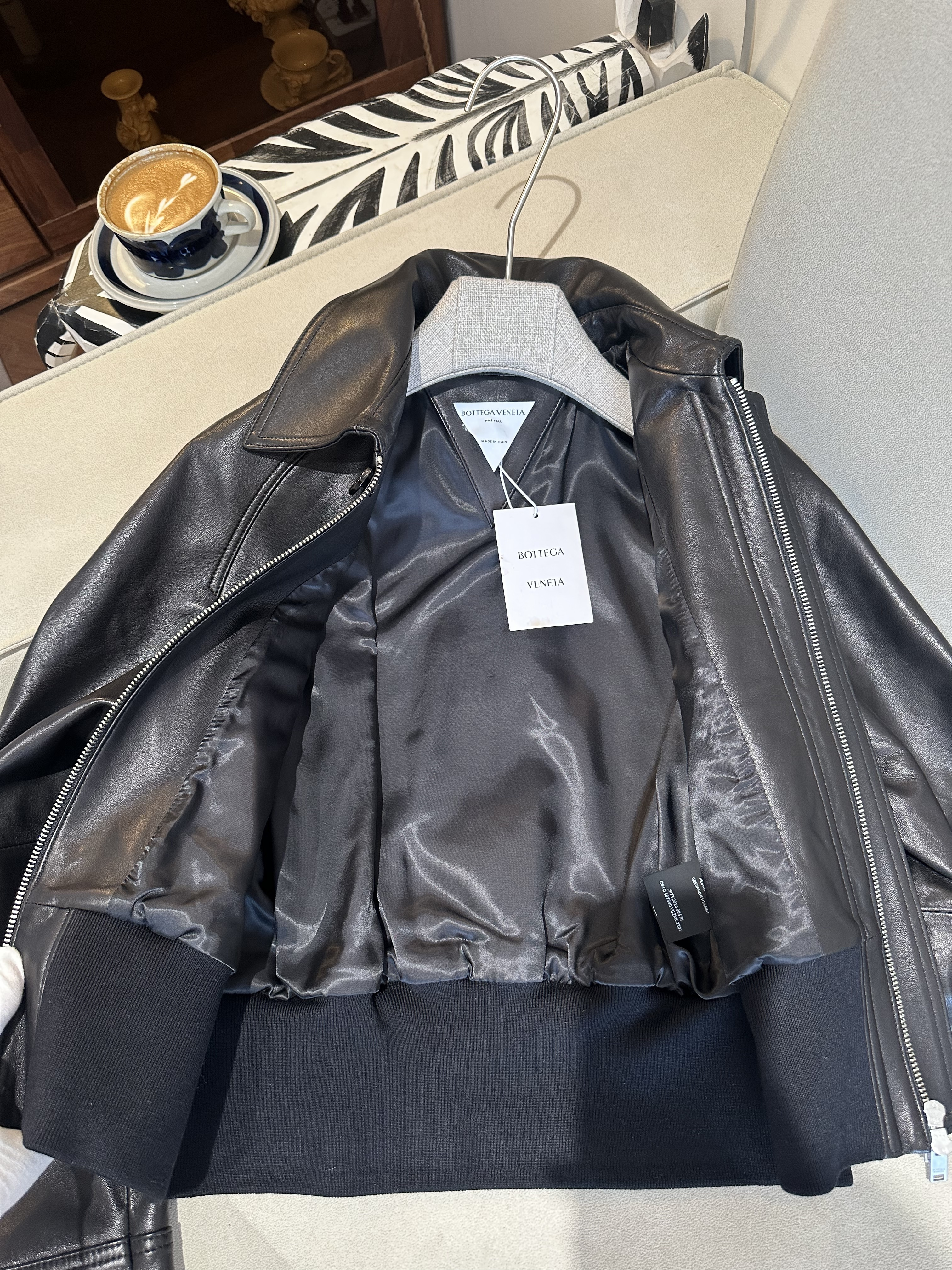 Куртка унисекс в стиле Bottega Veneta чёрного цвета с отложным воротником