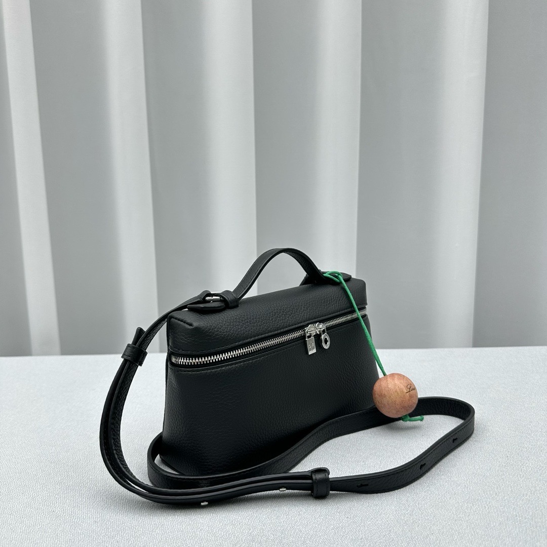Сумка женская Loro Piana Extra Pocket L19 чёрного цвета