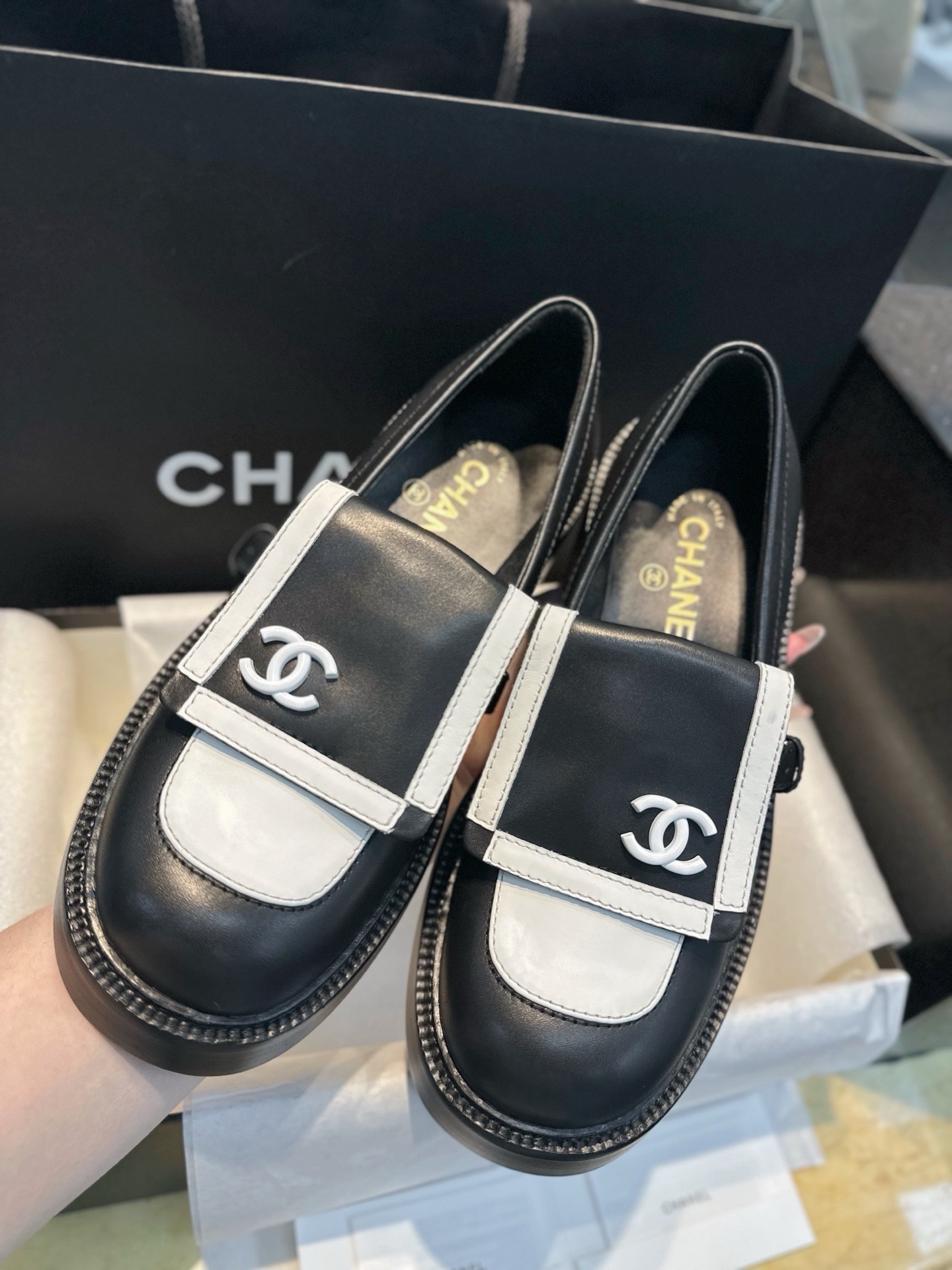 Лоферы женские Chanel 24B чёрно-белого цвета на утолщённой подошве