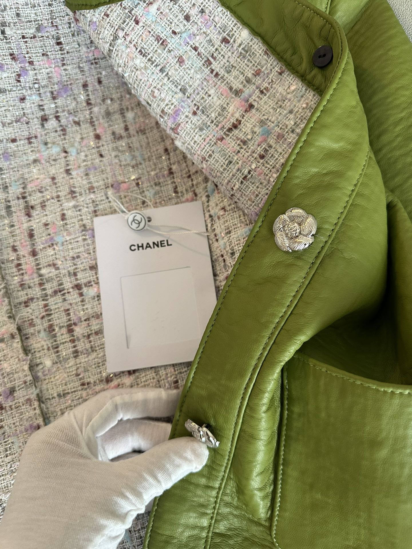 Куртка женская в стиле Chanel из натуральной кожи зелёного цвета укороченная с декоративными пуговицами