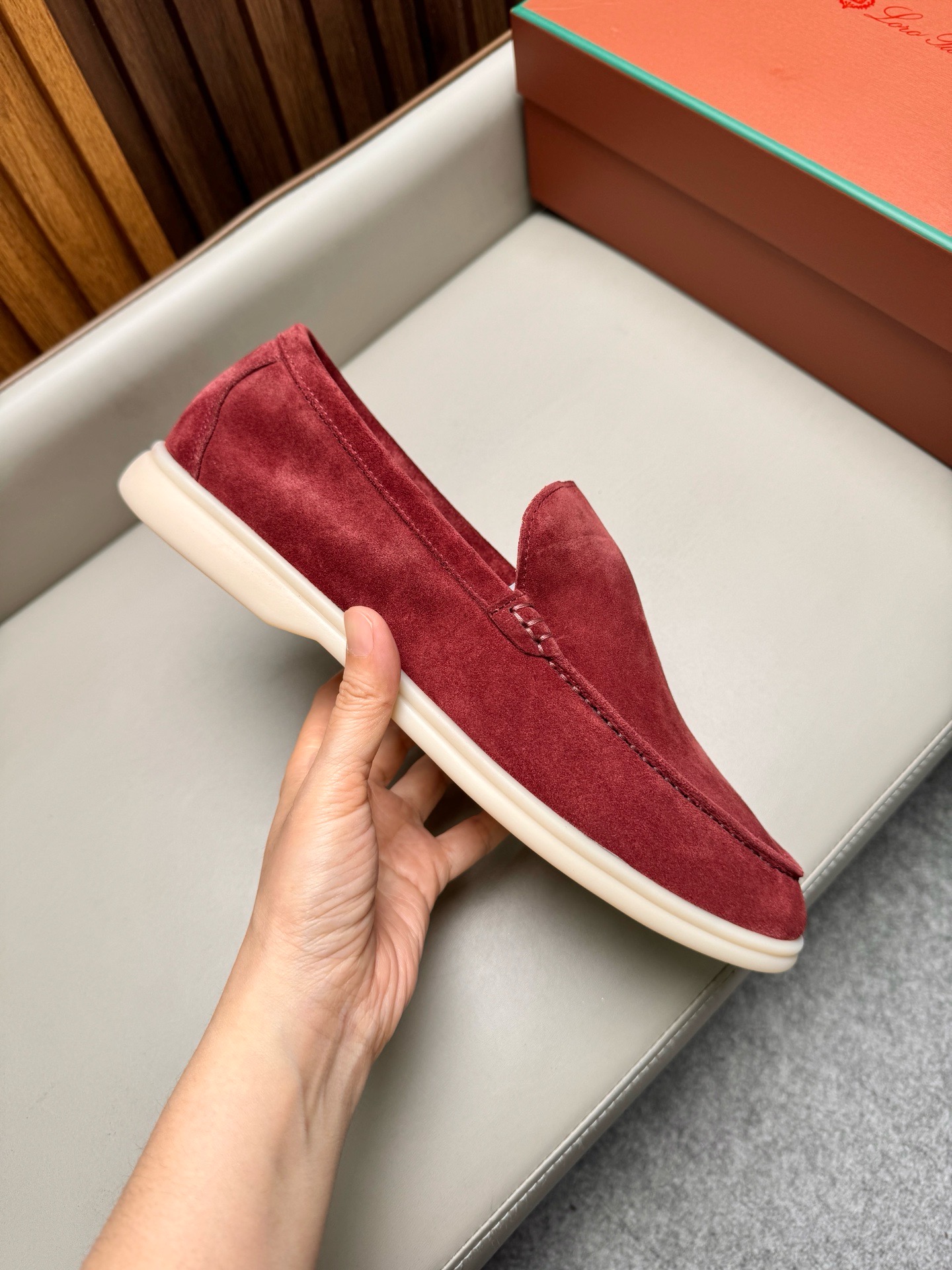 Лоферы унисекс в стиле Loro Piana из натуральной замши бордового цвета