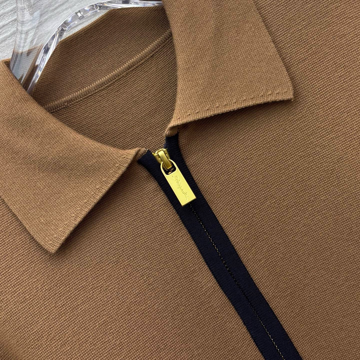 Костюм женский Schiaparelli карамельного цвета с контрастной чёрной отделкой, золотистой фурнитурой и широкими брюками