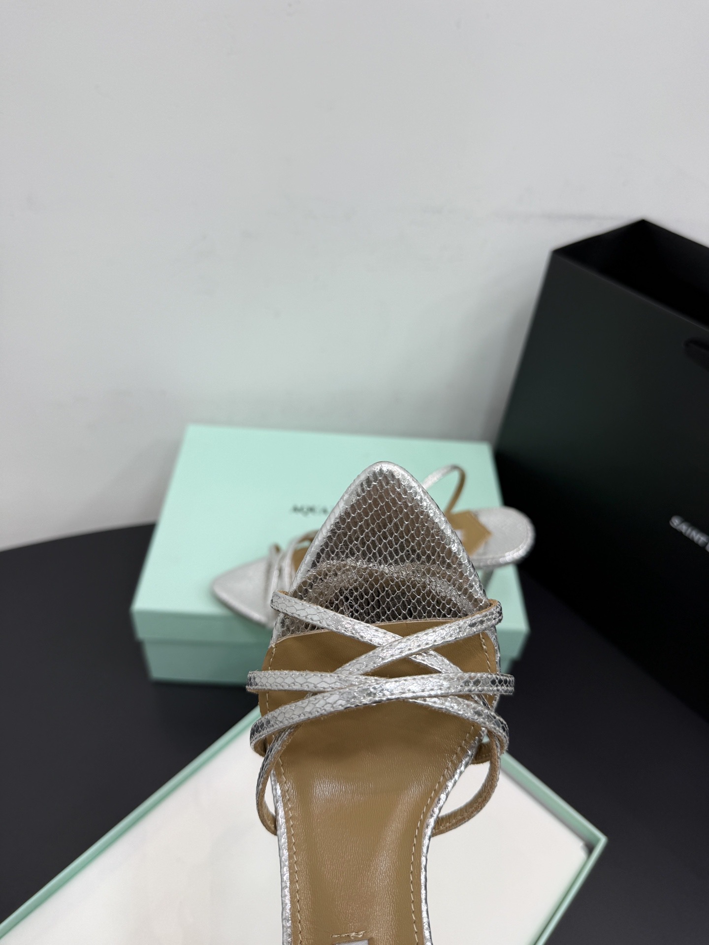 Босоножки женские Aquazzura серебристого цвета