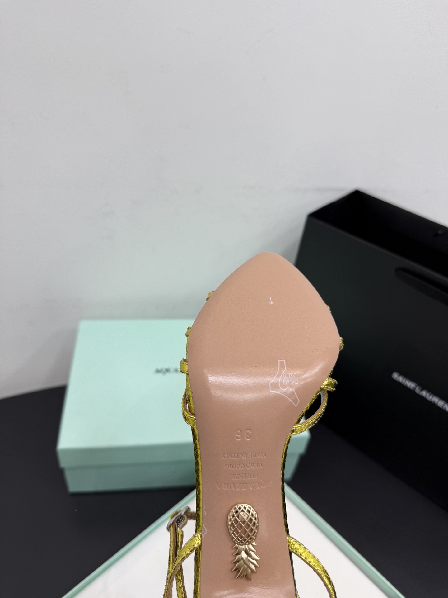 Босоножки женские Aquazzura золотистого цвета
