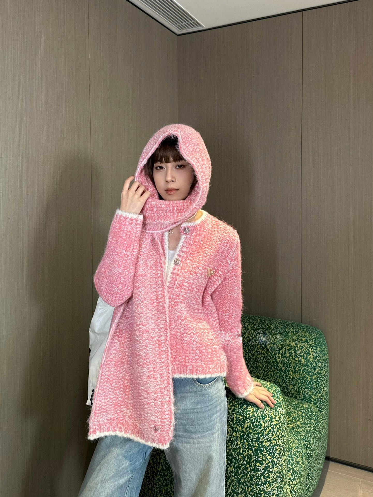 Шарф женский в стиле Chanel из твидовой смесовой пряжи розового цвета