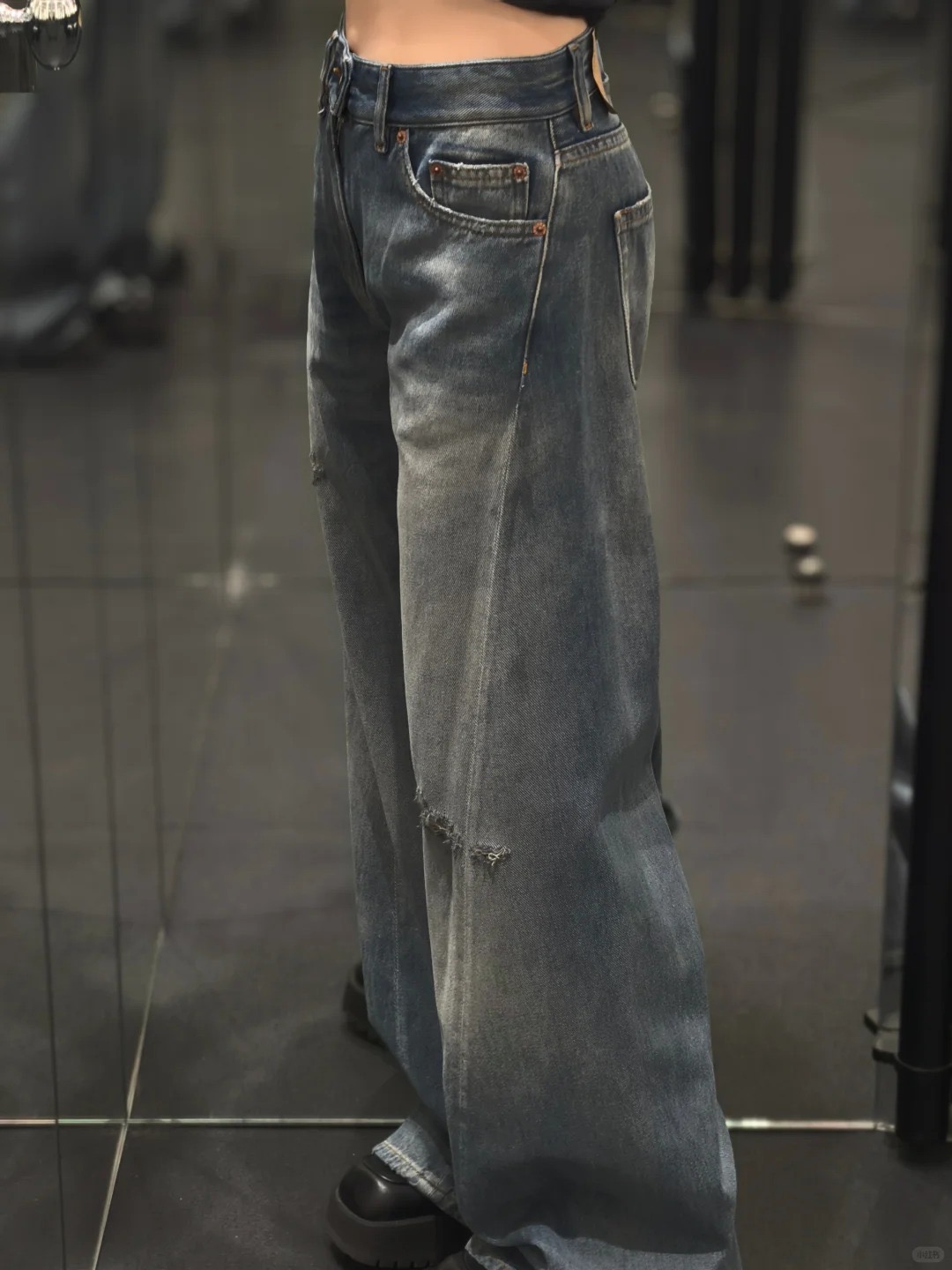 Джинсы женские в стиле Maison Margiela синего цвета широкие с эффектом потертости