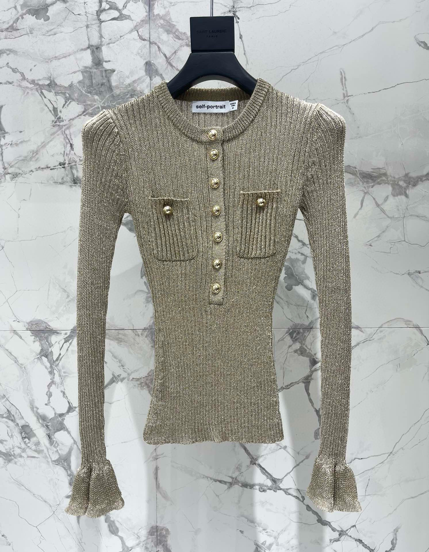 Платье женское трикотажное  в стиле Self-Portrait с воротником-хенли и золотистой отделкой. 