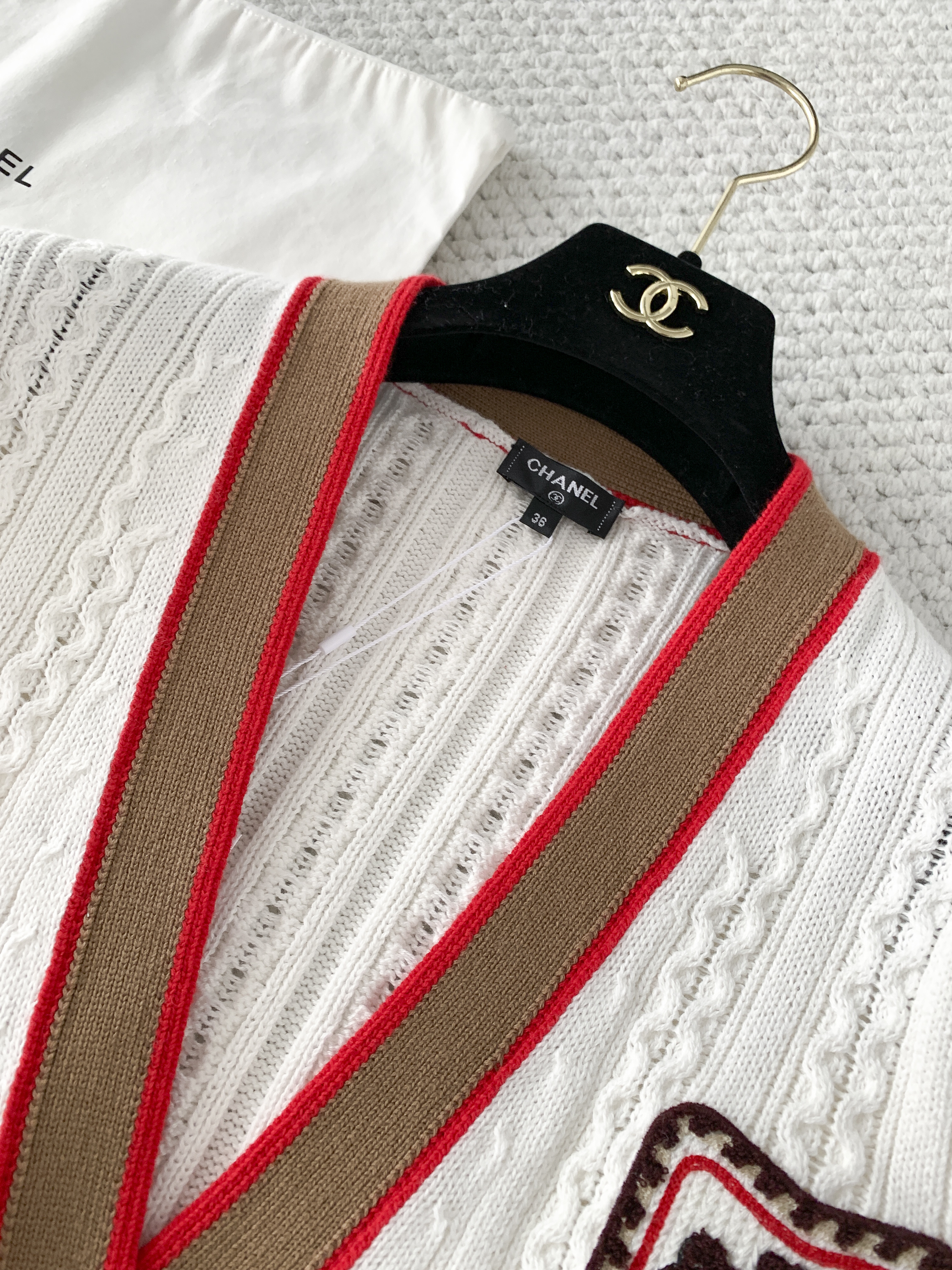 Костюм женский в стиле Chanel белого цвета с юбкой и кардиганом