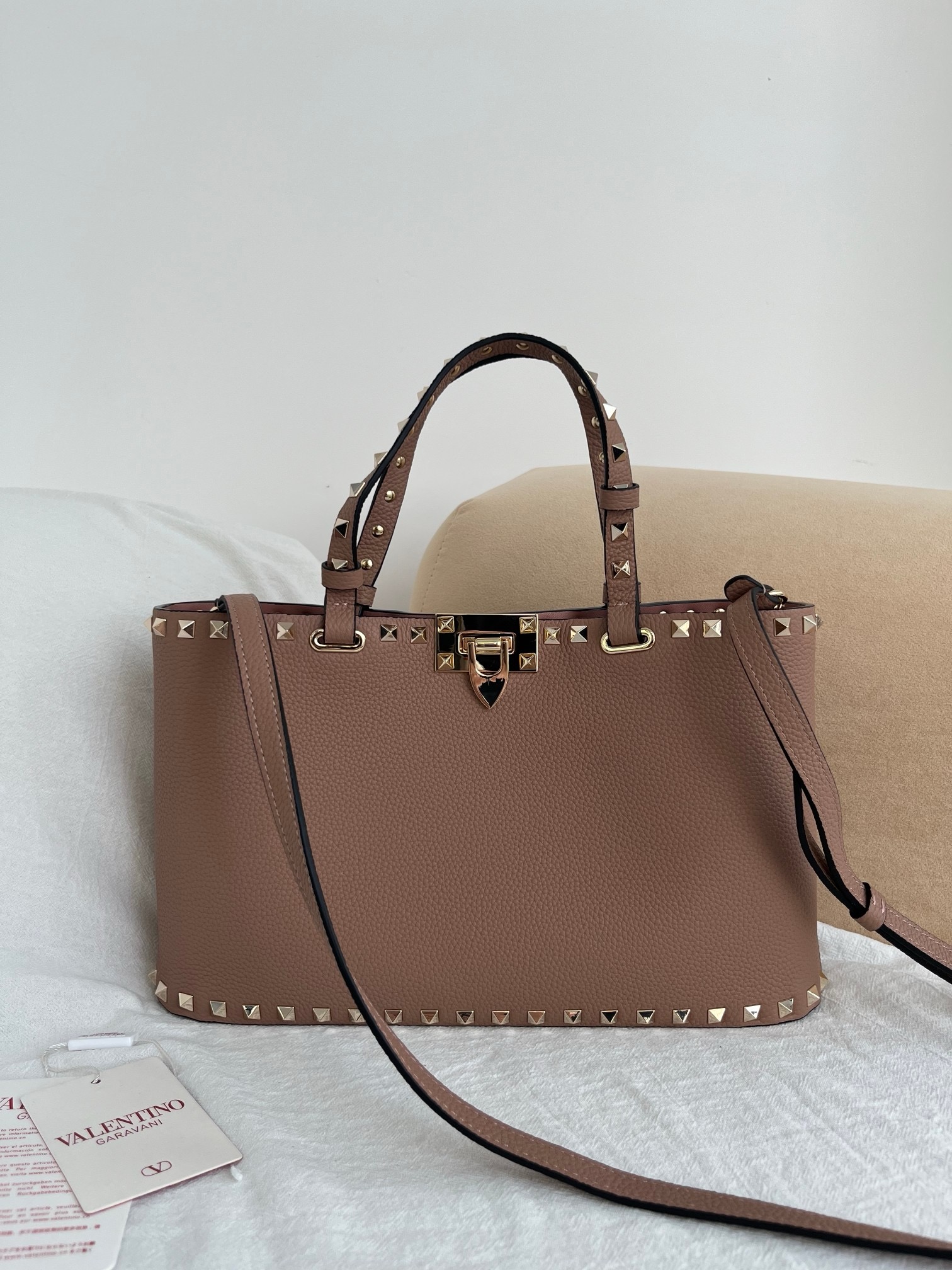 Сумка женская в стиле Valentino Garavani Rockstud таупового цвета