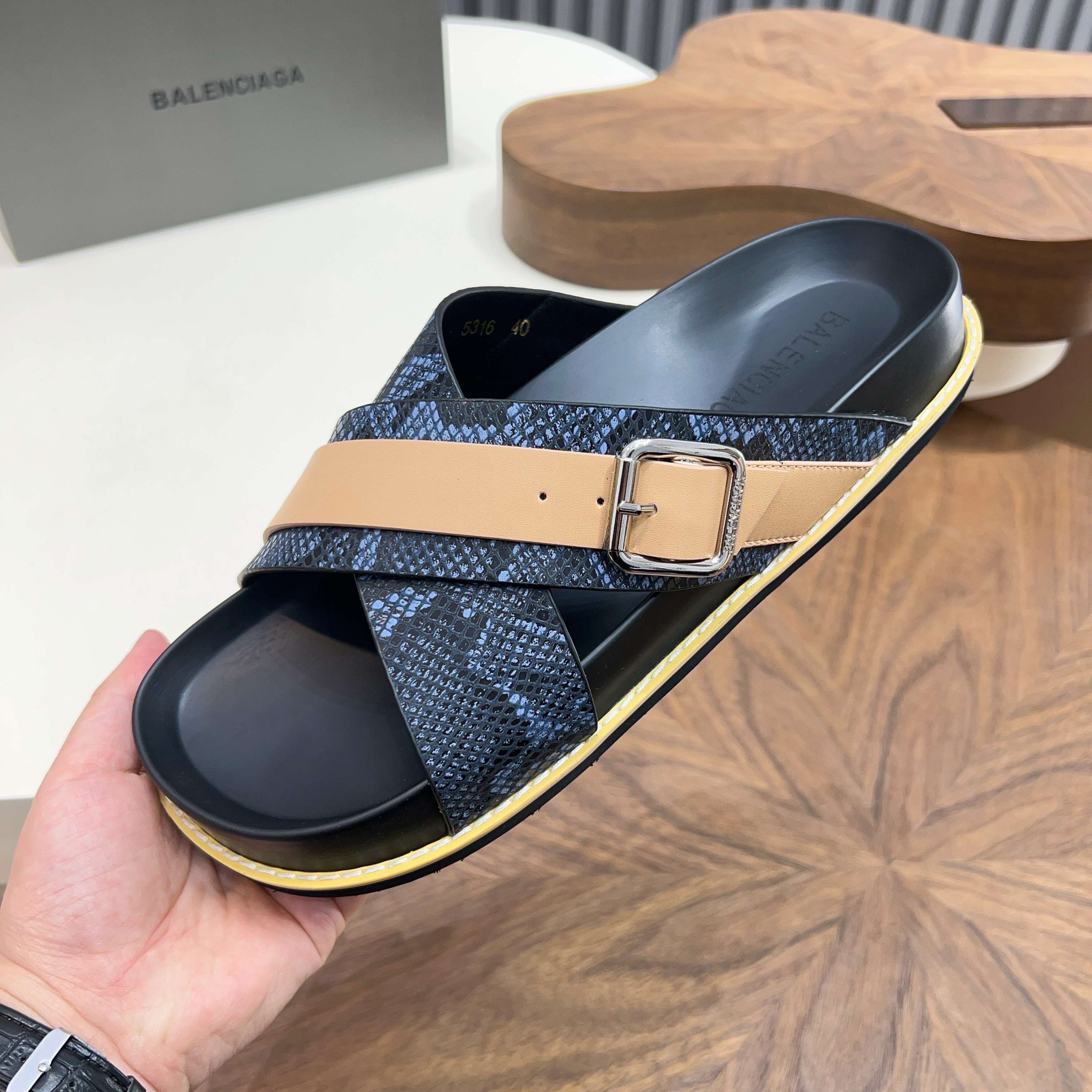 Сандалии мужские в стиле Balenciaga темно-синего и бежевого цвета