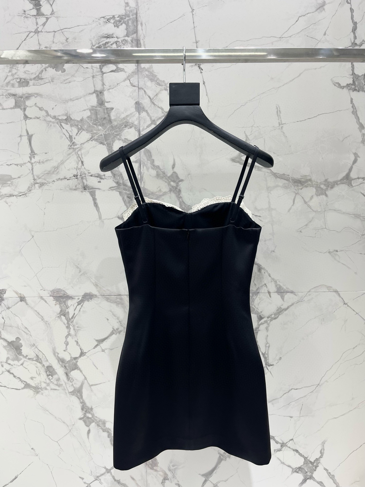 Платье женское в стиле Ermanno Scervino на бретелях с кружевом черного цвета