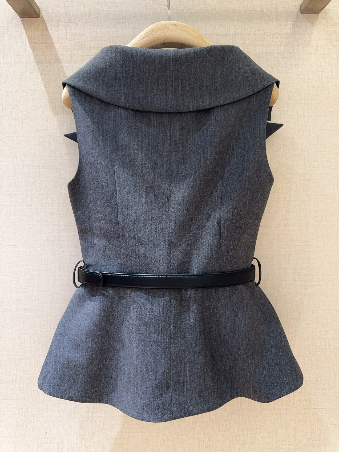 Жилет женский в стиле Self-Portrait  серого цвета двубортный с поясом