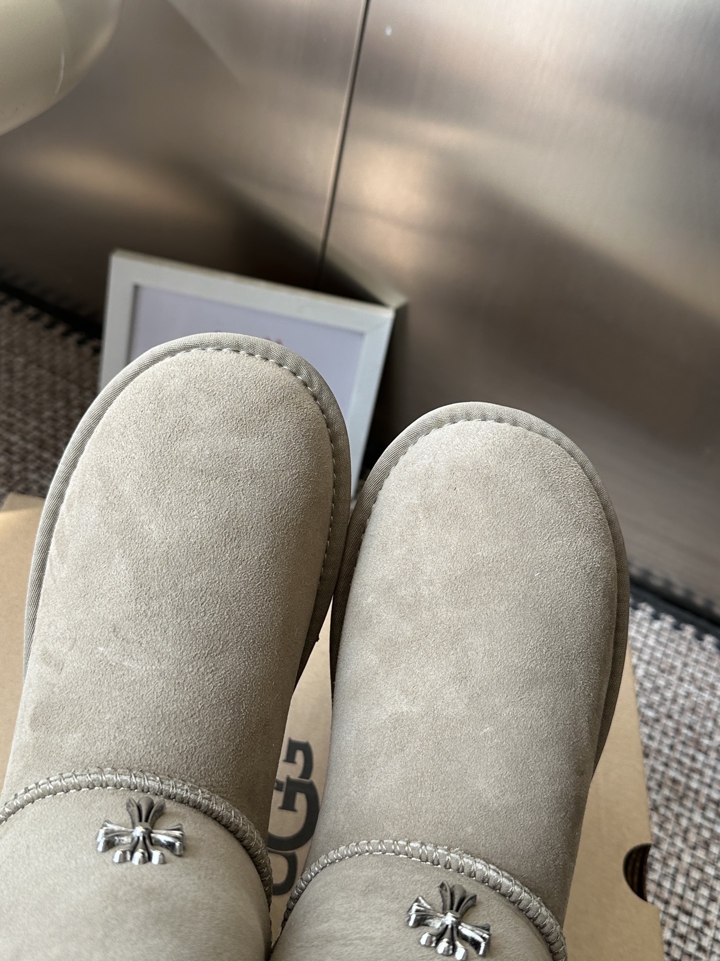 Угги женские UGG x Chrome Hearts Classic Short II бежевого цвета