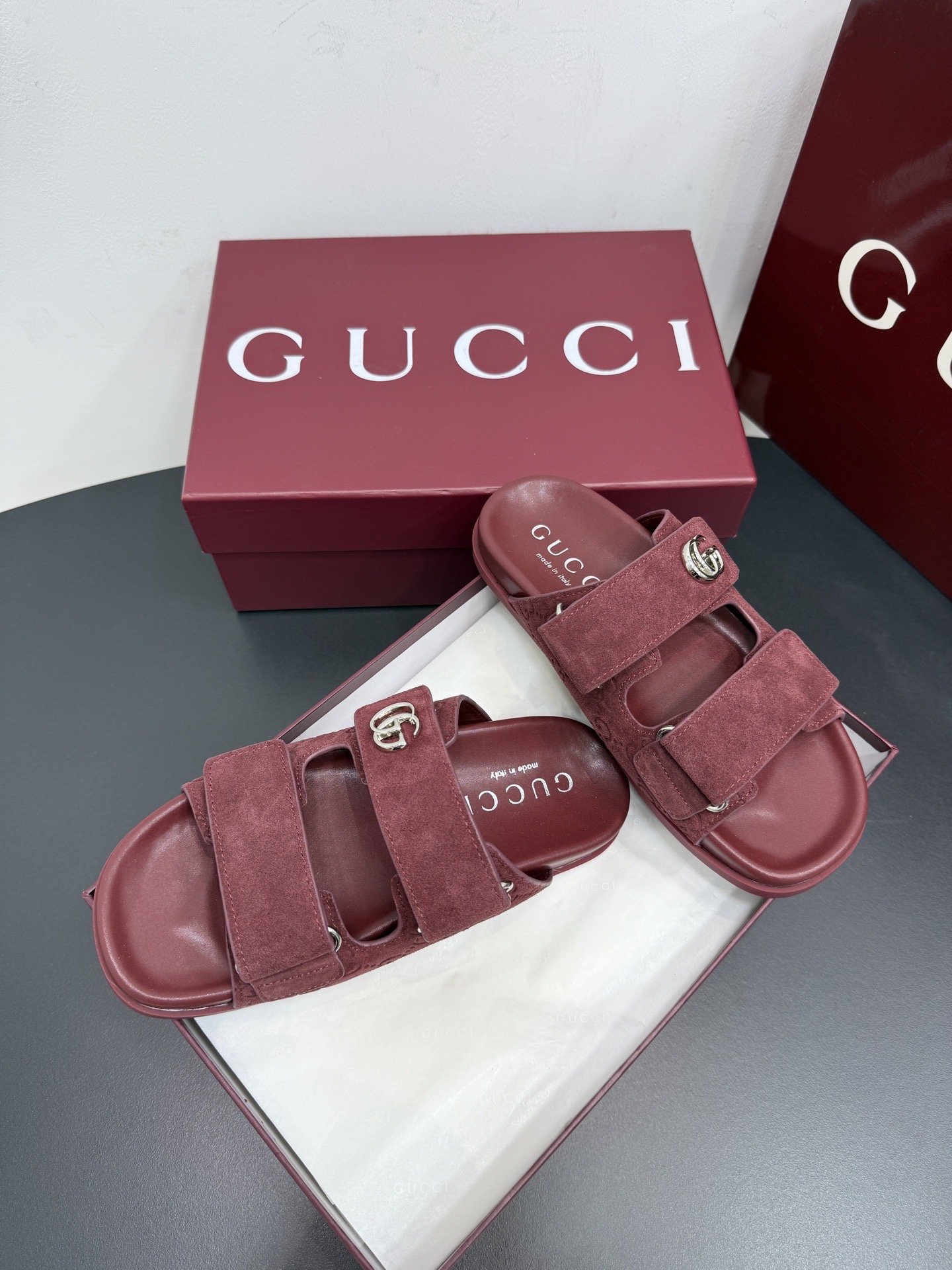 Сандалии женские в стиле Gucci GG бордового цвета