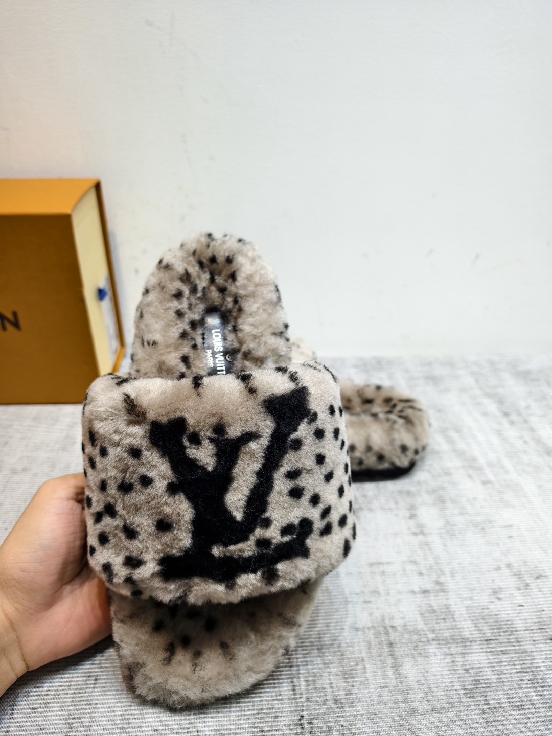 Шлепанцы женские Louis Vuitton бежевого цвета