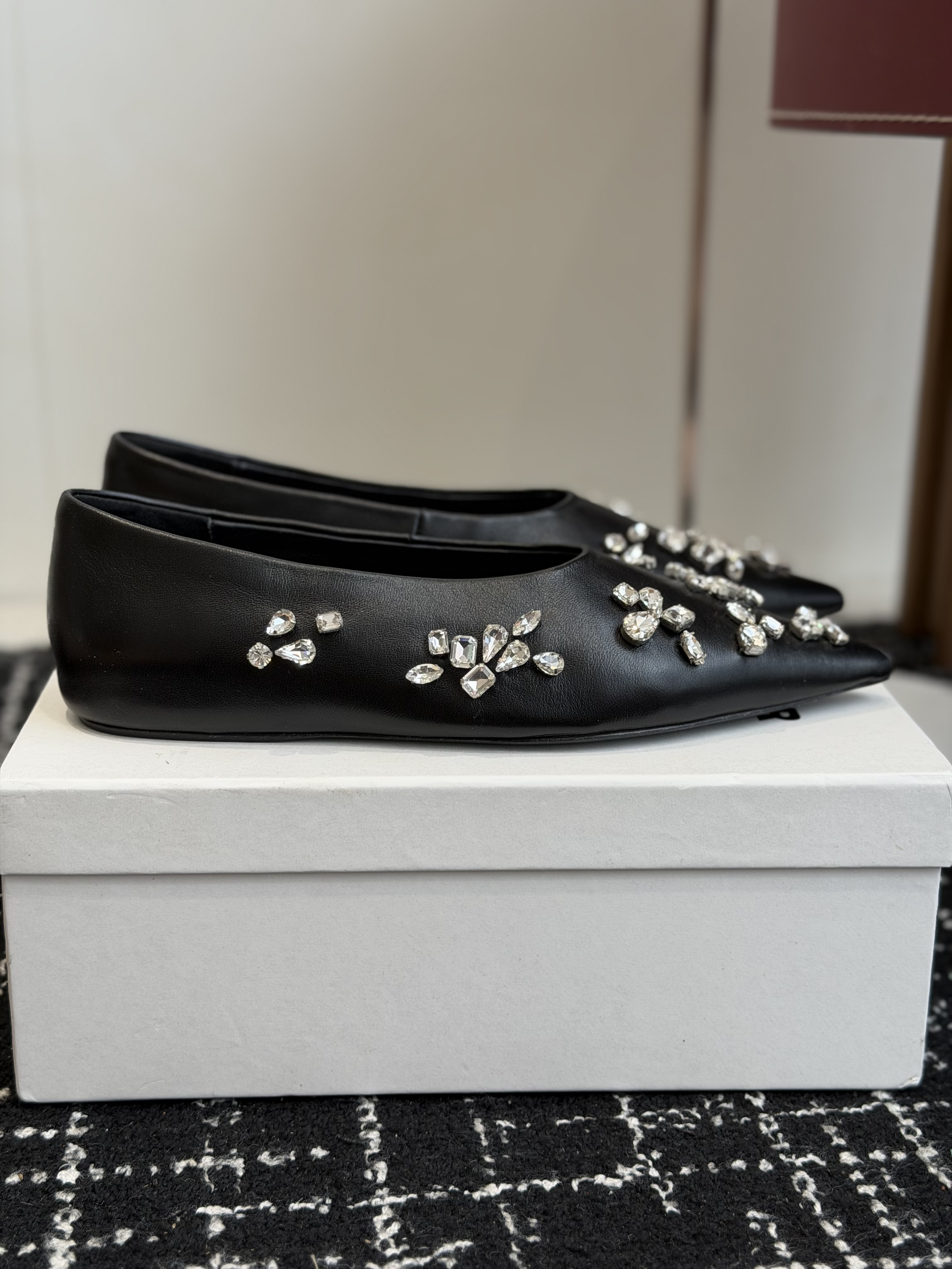 Балетки женские в стиле Jil Sander с кристаллами черного цвета