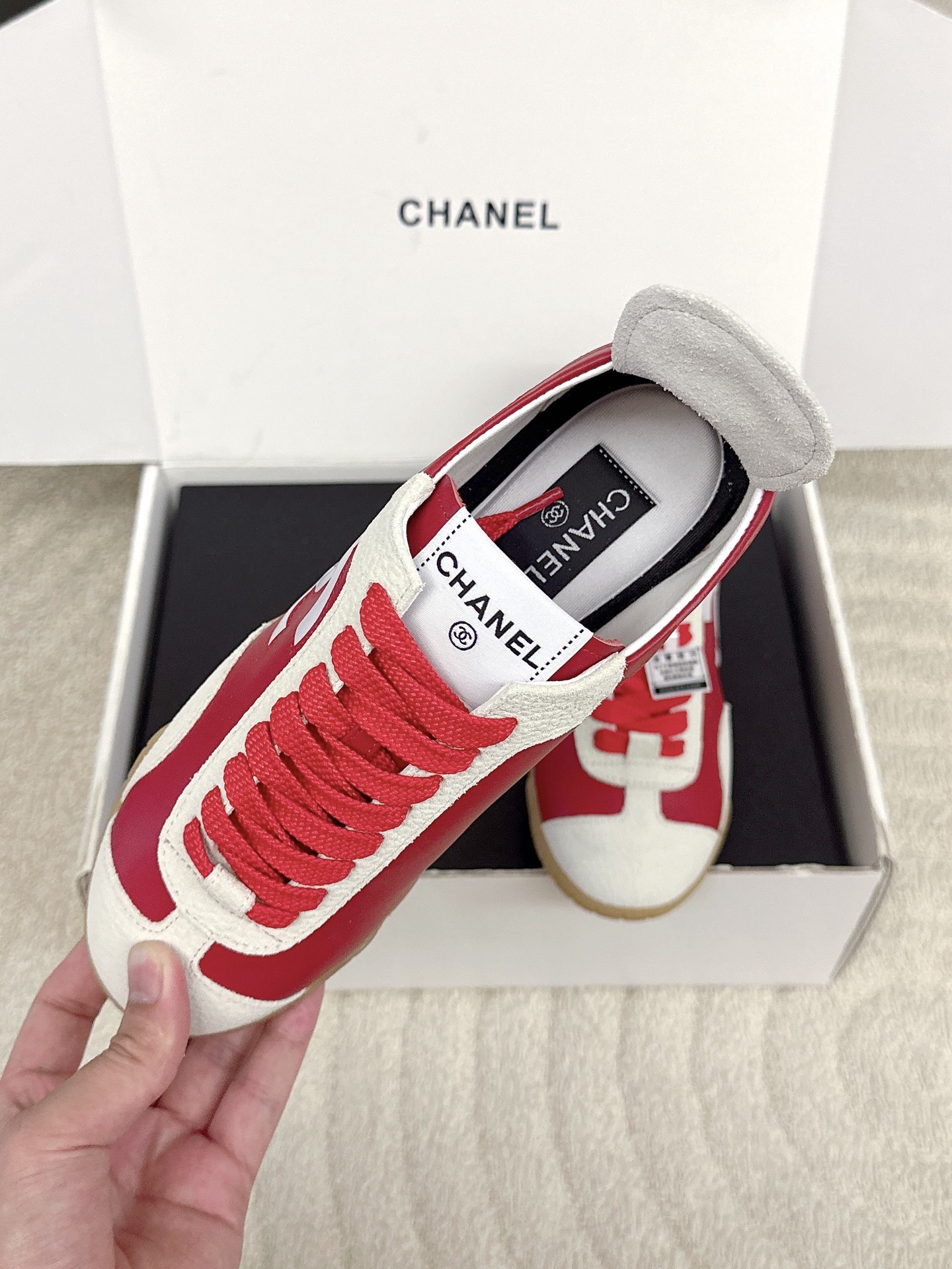 Кроссовки женские в стиле Chanel красного цвета с контрастными вставками